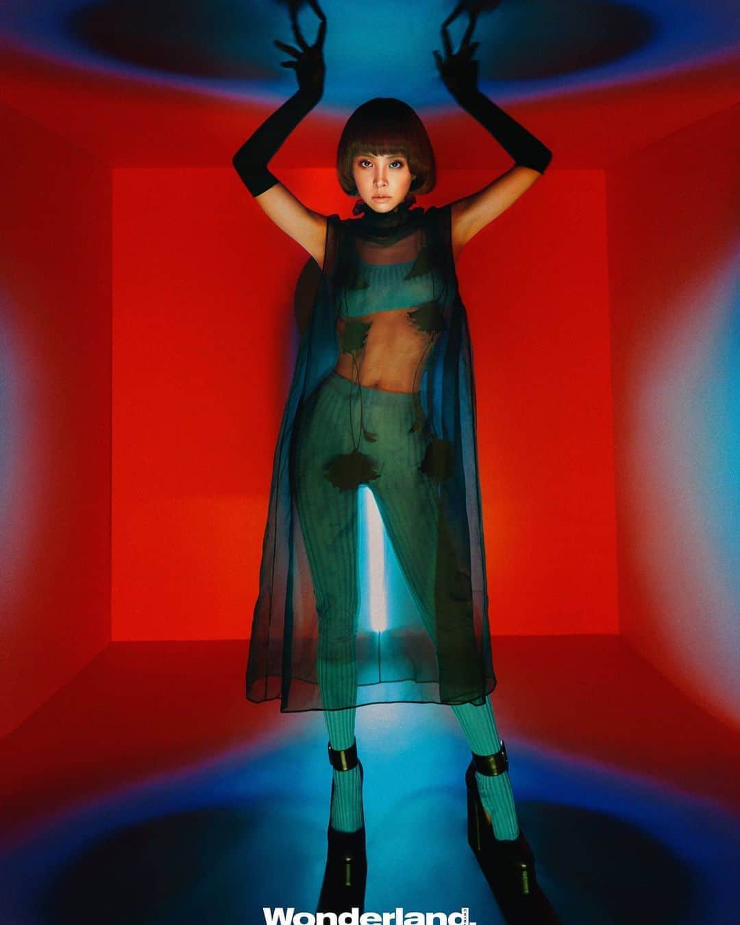 ジョリン・ツァイのインスタグラム：「頂天立地 #wonderland #covershoot」