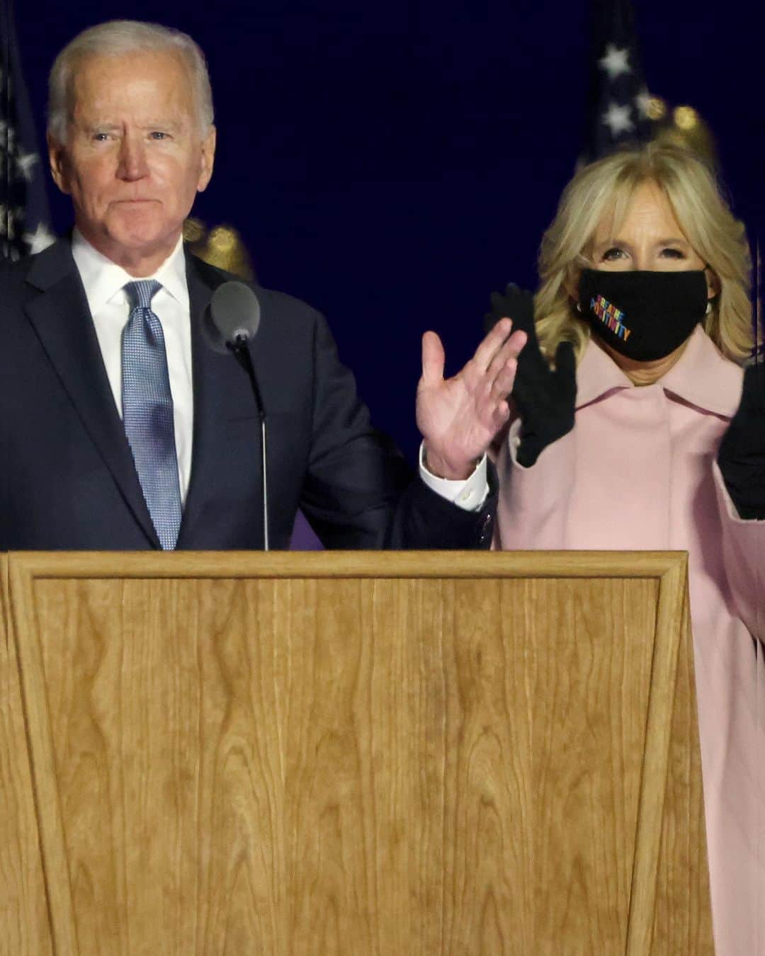 Just Jaredさんのインスタグラム写真 - (Just JaredInstagram)「Joe Biden stands by wife Jill Biden as he addresses a crowd in Delaware while waiting election results during the early hours of November 4. You can head to JustJared.com for his speech  #JoeBiden #JillBiden Photos: Getty」11月4日 16時23分 - justjared