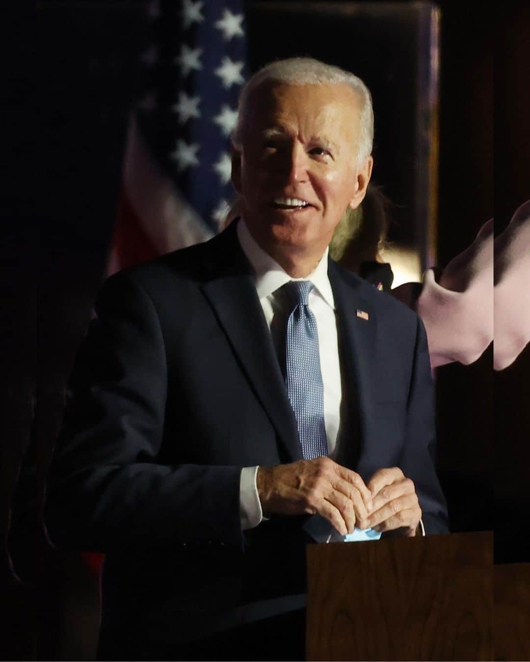 Just Jaredさんのインスタグラム写真 - (Just JaredInstagram)「Joe Biden stands by wife Jill Biden as he addresses a crowd in Delaware while waiting election results during the early hours of November 4. You can head to JustJared.com for his speech  #JoeBiden #JillBiden Photos: Getty」11月4日 16時23分 - justjared