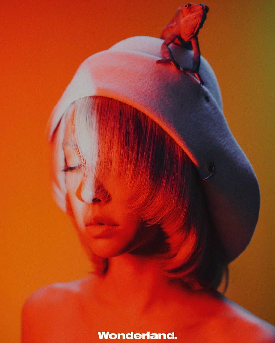 ジョリン・ツァイのインスタグラム：「BFF #wonderland #covershoot」