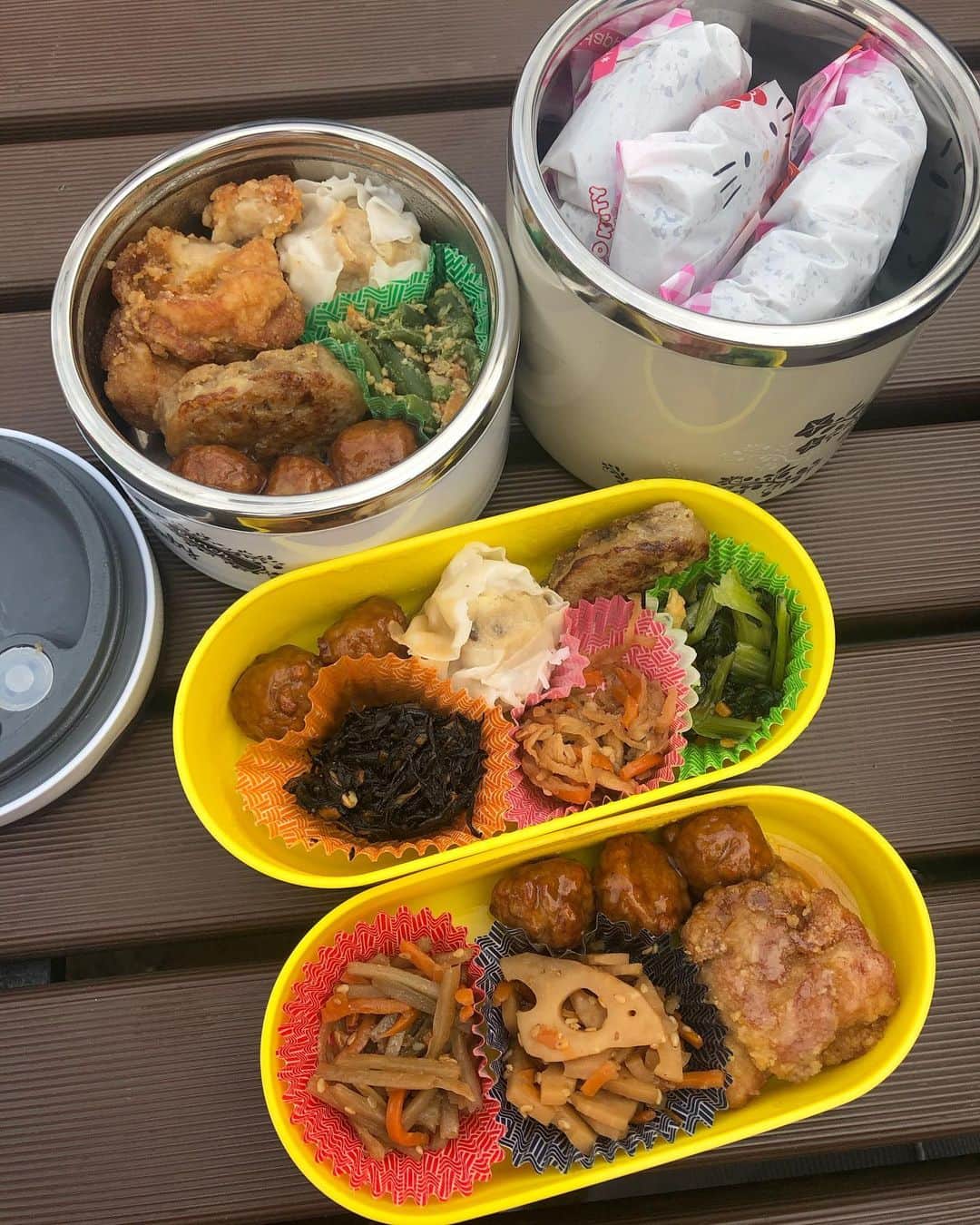 大橋ミチ子さんのインスタグラム写真 - (大橋ミチ子Instagram)「. 昨日は、👱🏻‍♂️と🐶とピクニックへ🥪 お弁当作ったよ🍱 と言っても冷凍食品をつめて、おにぎり作っただけなんだけど〜🤣 前日が雨降っていたから、少し地面がぬれていて、天気も晴れとかではなかったけど、お弁当食べてゆっくり時間を過ごせました！👏 . 今日は、エステ　@melrose15 に行ってきて、身も心もリフレッシュ🧸🎈 行き帰りは、電車や歩いたりして、タクシー使わないで歩くようにしたよ🚶‍♀️ . 今はカフェで編集しながらインスタ投稿☕️朝ごはんは、サンドイッチ食べたんだけど、お昼ご飯食べるタイミングなくて、エステもして今吸収率あがっちゃうから、夜まで我慢って感じ🤦‍♀️ . 明日は、久々に友達に会うから楽しみだなあ〜🥰 今日YouTubeに３人の動画上がるからみんなみてねー👼🎈 . . #ここ最近のできごと  #エステ #ピクニック #お弁当 #弁当 #冷凍食品 #笑 #🐶」11月4日 16時29分 - ohashimichiko_official