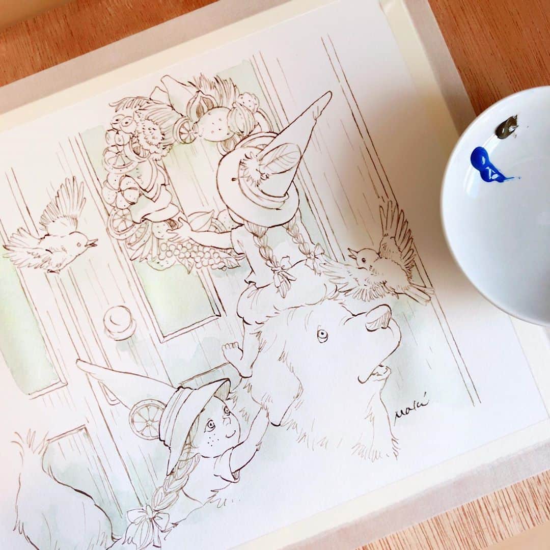 イラストレーター山崎牧子のインスタグラム：「Painting hyggeさんの 青い扉を塗ります 夏の爽やかさを出したいです #2021年カレンダー#水彩画#色塗り#リース#トムテ#グレートピレニーズ#いなとめまきこ#イラストレーター#庭#カフェ#painting#artwork#illustrator#illustration#watercolor」