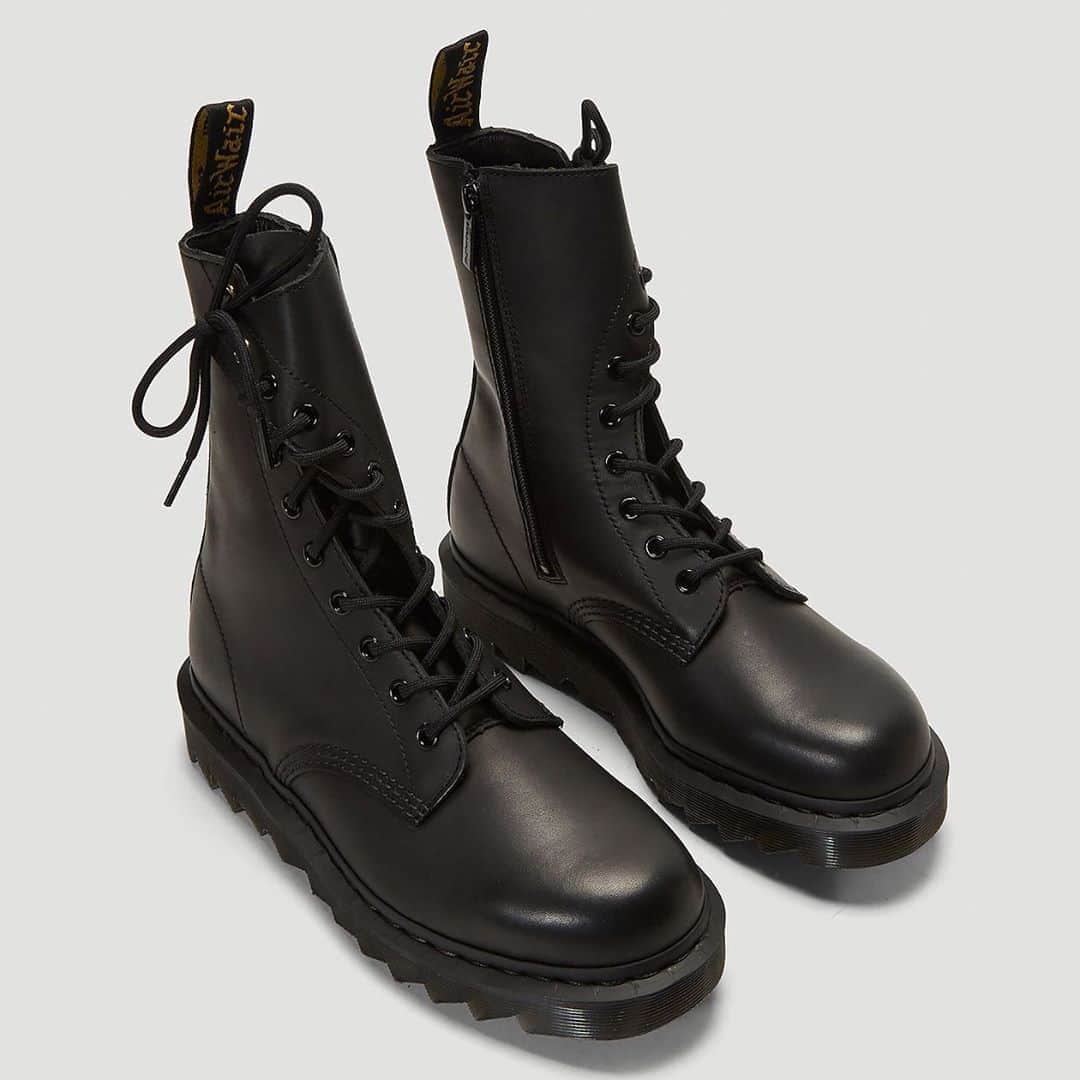 HYPEBEASTさんのインスタグラム写真 - (HYPEBEASTInstagram)「@hypebeastkicks: @yohjiyamamotoofficial and @drmartensofficial have reunited for a Temperley Twisted Boot in black leather. It features an asymmetrical design where the boot itself is twisted, and sees the medial side’s soft grain leather upper morph into the lateral side’s, coming one at the top. The placket eyestay panel is twisted too, making for an interesting lacing design that’s supported by a full-length zipper opening on the medial, while a shark-toothed rubber AirWair sole unit rounds out the design. Find it now over at @thelncc for $1,190 USD a pair.⁠⠀ Photo: LN-CC」11月4日 16時31分 - hypebeast