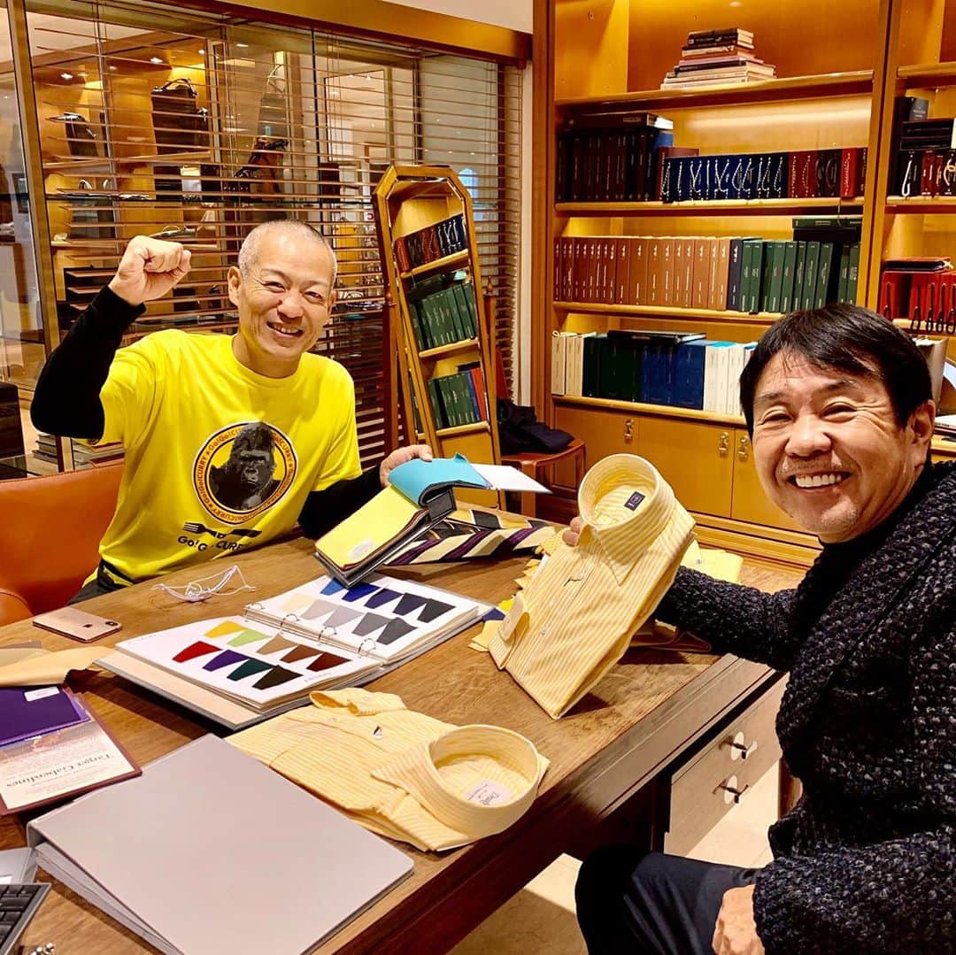 のインスタグラム：「GOGOカレーの社長の宮森さんがBEAMSＦにオーダーに来てくれました❣️ トレードマークの黄色いスーツを作りたいと…。 ゲッツにならないようにコーディネートしますよ😉👍  #GOGOカレー #宮森社長 #beamsf #customorder」