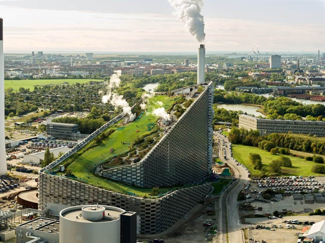 National Geographic Travelさんのインスタグラム写真 - (National Geographic TravelInstagram)「Photo by @lucalocatelliphoto / An aerial view of the Amager Bakke waste-to-energy plant in Copenhagen, Denmark. Designed by Bjarke Ingels, Amager Bakke claims to be the world's cleanest incinerator, and it provides hot water to the city. On top of Amager Bakke's massive architecture, a ski slope and a hiking track attract people from the city, offering a different perspective on industrial plants and energy production facilities. Incinerators are seen as an end-of-pipe solution to get rid of our waste. This is why Amager Bakke has been designed from the ground up to one day run out of trash and be fueled by biomass, making it a promising solution to energy security.  Please follow me @lucalocatelliphoto to learn about the promising new solutions to the pressing issues facing our planet and how we can make a difference. #environment #circulareconomy #amagerbakke #copenhagen #lucalocatelliphoto」11月4日 16時39分 - natgeotravel