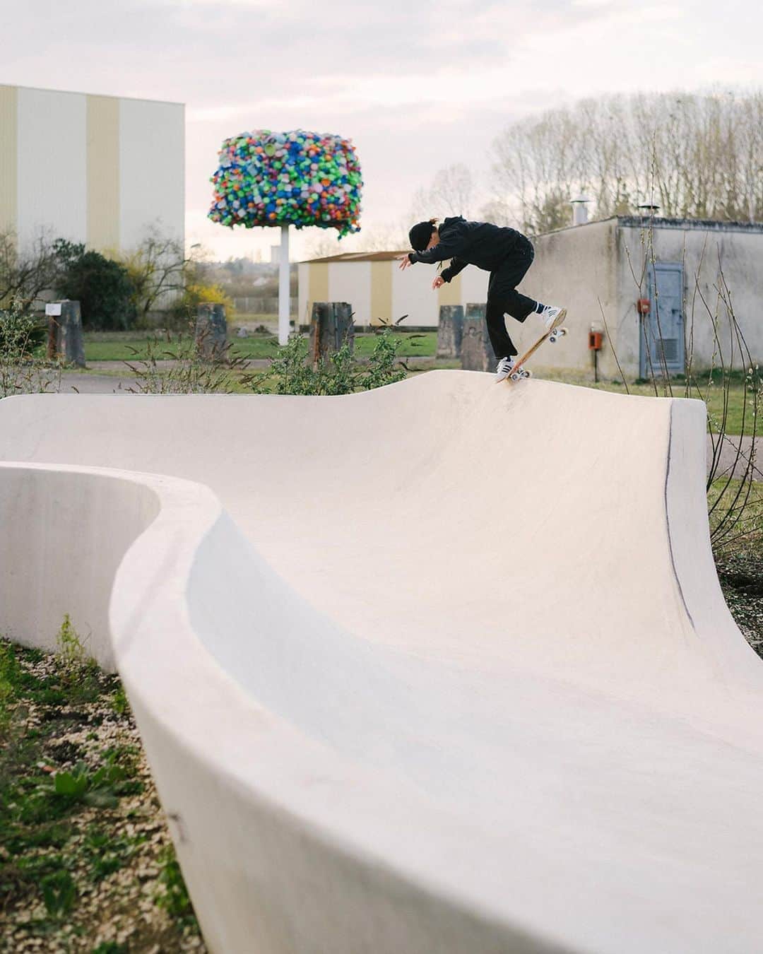 カーハートのインスタグラム：「Couple of extracts from CONCRETE CATHEDRAL, the publication & the movie, celebrating a collaboration between Carhartt WIP Skateboarding and the international art institution @galleriacontinua.﻿ ﻿ Images by @maxverret ﻿ Film by @bataaard ﻿ ﻿ Carhartt WIP Skateboardは、国際的に有名なアート機関であるイタリアのGalleria Continuaとコラボレーションしカプセルコレクションをリリースいたします。日本でのカプセルコレクションの発売は、明日11月5日(木)より下記のCarhartt WIP Store、Online Storeにて発売致します。ご期待ください。﻿  ﻿ Carhartt WIP Store Tokyo﻿ Carhartt WIP Store Fukuoka﻿ Carhartt WIP Store Shinjuku﻿ Carhartt WIP Store Yokohama﻿ Carhartt WIP Store Sapporo﻿ Carhartt WIP Store Nagoya﻿ Carhartt WIP Store Osaka﻿ Carhartt WIP Store Kyoto﻿ Carhartt WIP Store Hiroshima﻿ Carhartt WIP Japan Online Store﻿ ﻿ #CarharttWIP #carharttwipskateboarding #galleriacontinua」