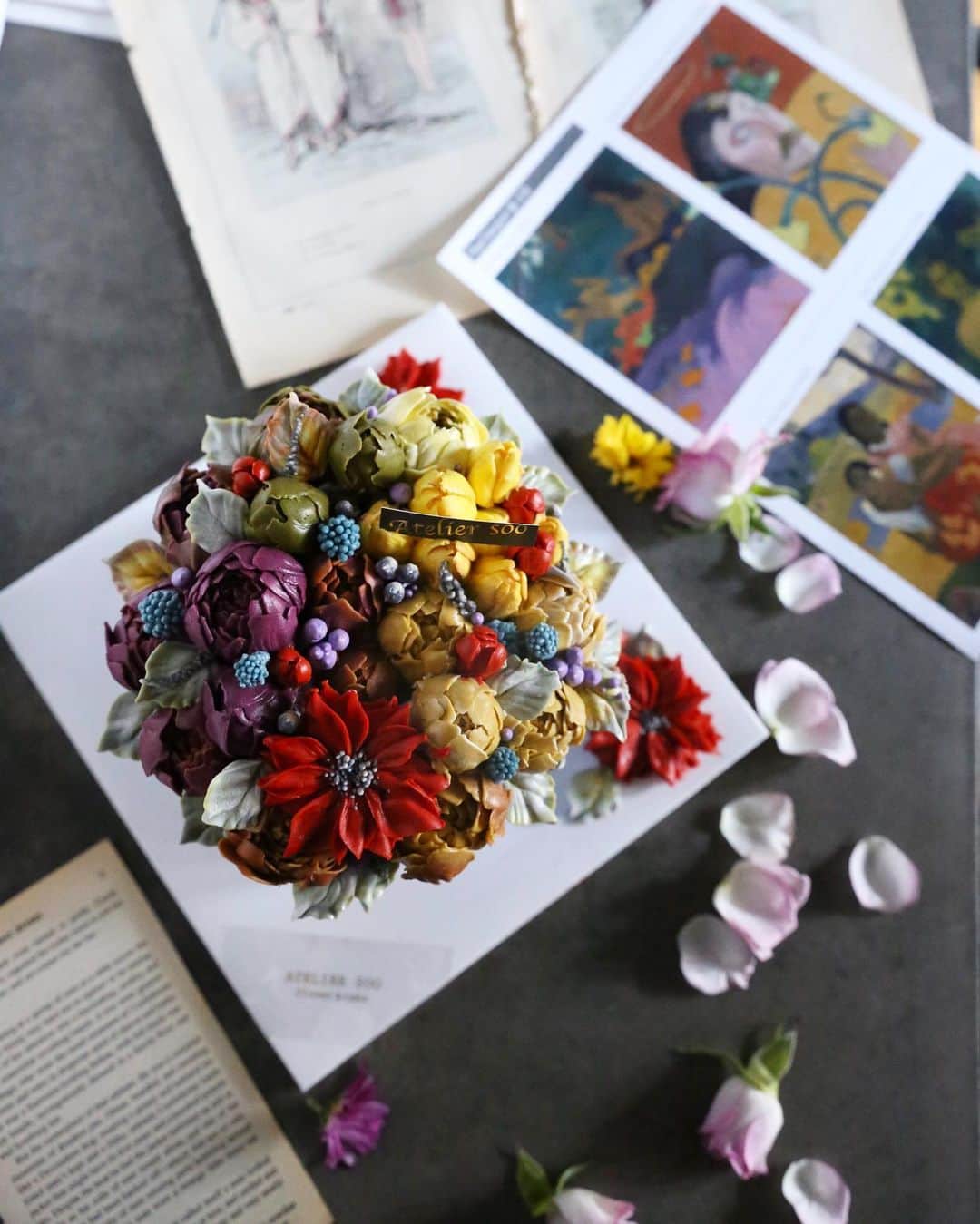 청담 수케이크 (atelier soo)さんのインスタグラム写真 - (청담 수케이크 (atelier soo)Instagram)「ㅡ soo class ⚜️ 심화수업중.명화❤️💜🤎 ㅡ #flower #cake #flowercake #partycake #birthday #bouquet #buttercream #baking #wilton #weddingcake ㅡ www.soocake.com vkscl_energy@naver.com」11月4日 16時51分 - soocake_ully