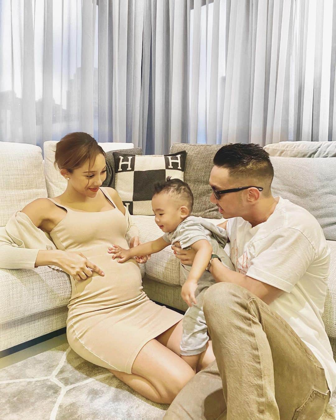 ヴァネッサみどりさんのインスタグラム写真 - (ヴァネッサみどりInstagram)「Our little family is growing ☺️ Baby #2 👶🏽 #14weekspregnant  うちのニコニコタイちゃんが お兄ちゃんになります☺️❤️ 今回は本当にツワリが辛くて SNSも放置気味でした😭 が！この嬉しすぎるニュースを やっと発表できて嬉しいです😚💕 Unlike the first time,  Morning sickness had been so crazy this time 🤯 But since I entered my second trimester, I’m finally feeling like myself.. thank god 🤣❤️ PC : god mother @bella_navy4life ☺️」11月4日 16時44分 - midoritakechi