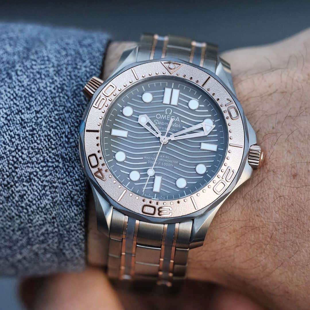 WATCHMANIAさんのインスタグラム写真 - (WATCHMANIAInstagram)「Omega Seamaster 300. This 42 mm model is a Limited Edition of 2,500 pieces and features a brushed case made from grade 2 titanium, with a crown, bezel ring and helium escape valve in 18K Sedna™ gold. In contrast, @omega has used tantalum to create the base of the bezel for a distinctive blue-grey tone.」11月4日 16時48分 - watchmania