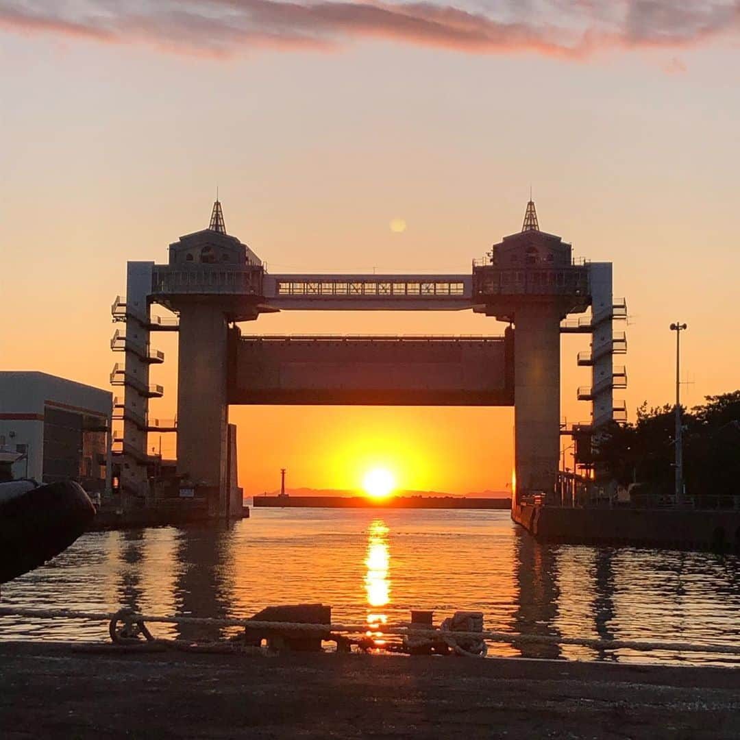 うえたけさんのインスタグラム写真 - (うえたけInstagram)「タイトル「オールウェイズ　びゅうお越しの夕日」 この景色を味わえるのはここだけ‼️ いきますよ〜「沼津港」サイコー٩( ᐛ )و この景色見ながらマラソンとか出来たらサイコー٩( ᐛ )وだろうなぁ‼️  #沼津港 #びゅうお #夕日」11月4日 16時48分 - numanzu_uetake