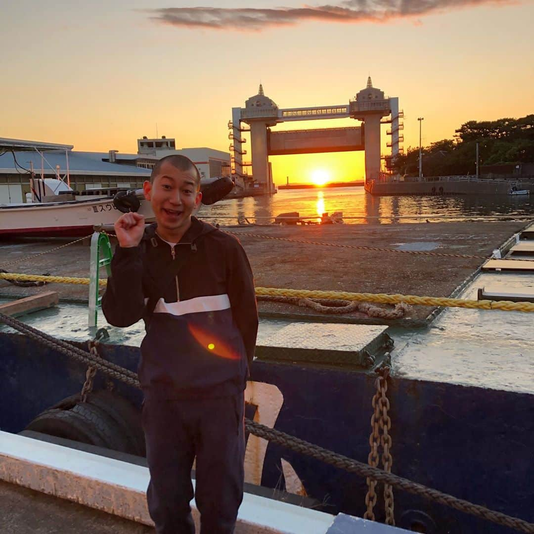 うえたけさんのインスタグラム写真 - (うえたけInstagram)「タイトル「オールウェイズ　びゅうお越しの夕日」 この景色を味わえるのはここだけ‼️ いきますよ〜「沼津港」サイコー٩( ᐛ )و この景色見ながらマラソンとか出来たらサイコー٩( ᐛ )وだろうなぁ‼️  #沼津港 #びゅうお #夕日」11月4日 16時48分 - numanzu_uetake