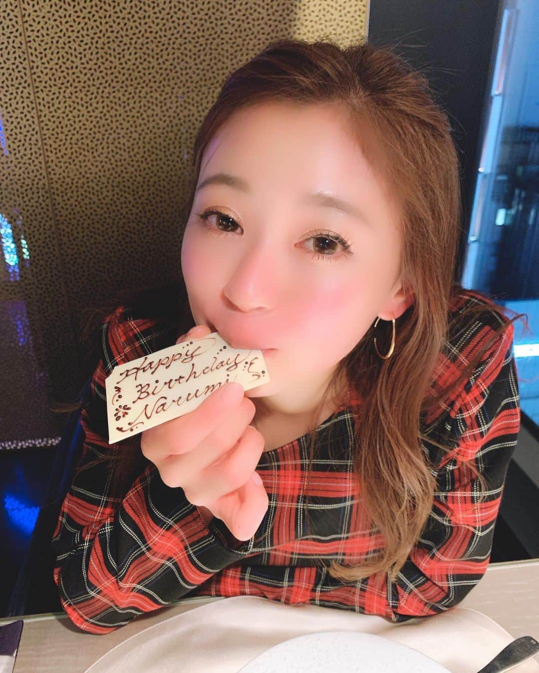 梶本成美のインスタグラム：「先月の話になっちゃいますが、、、 10/7で31歳の誕生日を迎えました🤣❣️  20代にサヨナラして30才を迎えたと思ったら…あっという間に１年が過ぎ31才になってしまいました😅  なんか、まだまだ中途半端な事ばかりやっている私です…。 親にも頼り過ぎているかも…。 しっかりしなきゃ！と思っているけれど…思っているだけではダメだな〜って 一応、目標はあります！ それに向かって進歩の31才にしたいなと❣️  あ、あと…身体の事が色々と心配になってきたので、健康診断をたまには受けてみようと思い、実行中です。 30代…食事にも気を付けて、健康にいられるよう過ごしたいと思います。  お祝いメッセージや、コメントなど祝ってくれた方々も 本当にありがとうございました😊❣️ 日々挑戦❣️ 頑張ります😌✨  . . #マイバースデー #10月7日 #誕生日　#10月　#31歳　#気持ちは24歳 #ありがとうございます　#良き年になりますように」