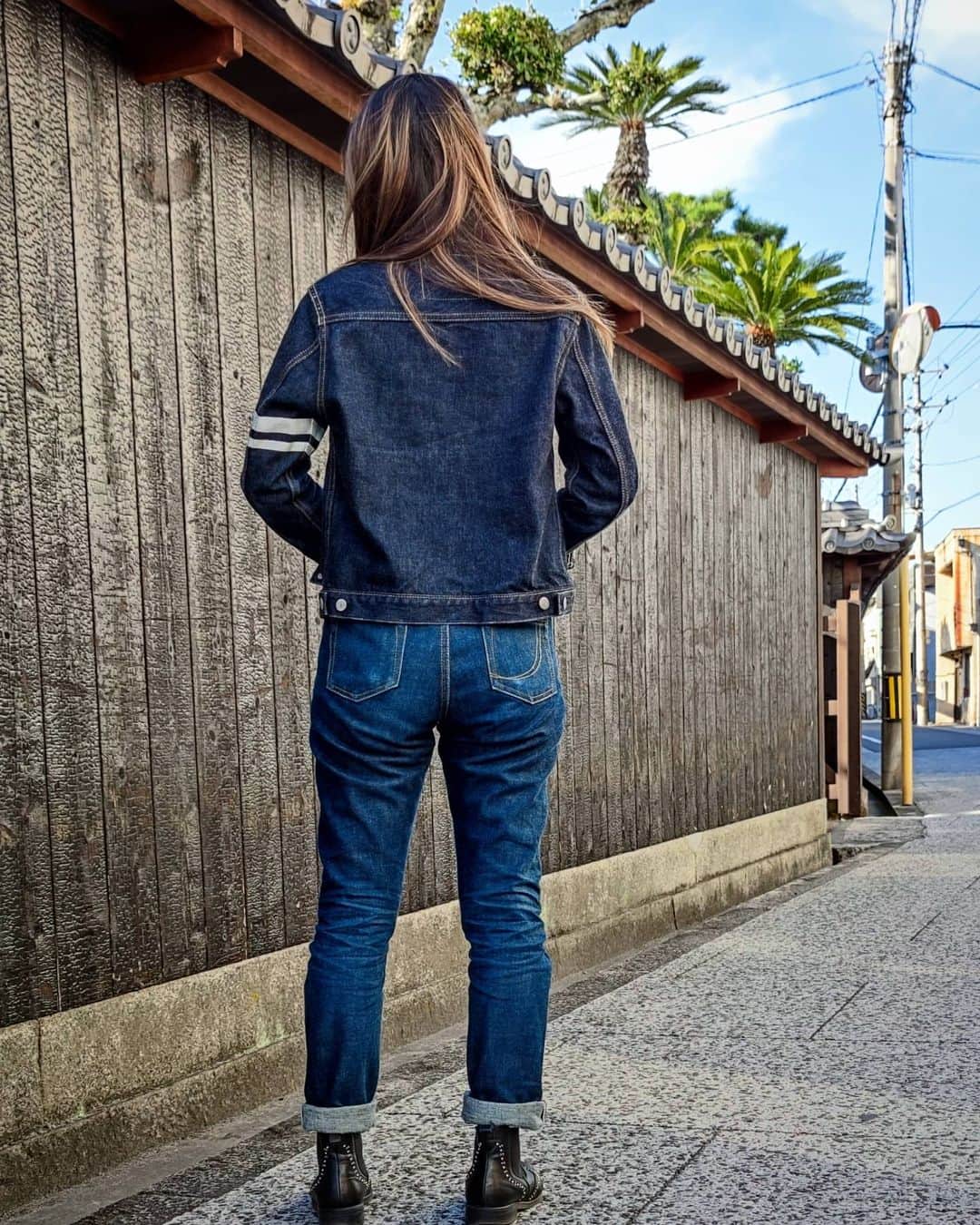 momotarojeansのインスタグラム：「Denim on denim for women. GTB jacket × COPPER jeans  女性のデニムオンデニムコーデ。 出陣のジャケット、銅丹ジーンズで生地とディテールに違いを出しています。」
