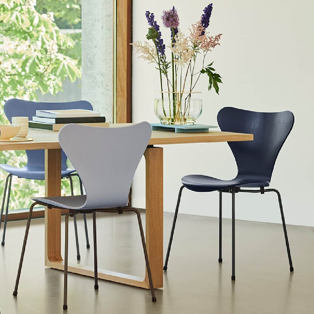 フリッツハンセンさんのインスタグラム写真 - (フリッツハンセンInstagram)「9 layers of pressure-moulded wood make the Series 7 chairs by Arne Jacobsen strong, flexible and durable despite their slender form   Discover more via link in bio  #fritzhansen #series7 #arnejacobsen #danishdesign #danishdesignfurniture #diningroom #diningroomdesign #chairs #diningroomdesign #designchair #프리츠한센  #フリッツハンセン」11月4日 17時00分 - fritzhansen