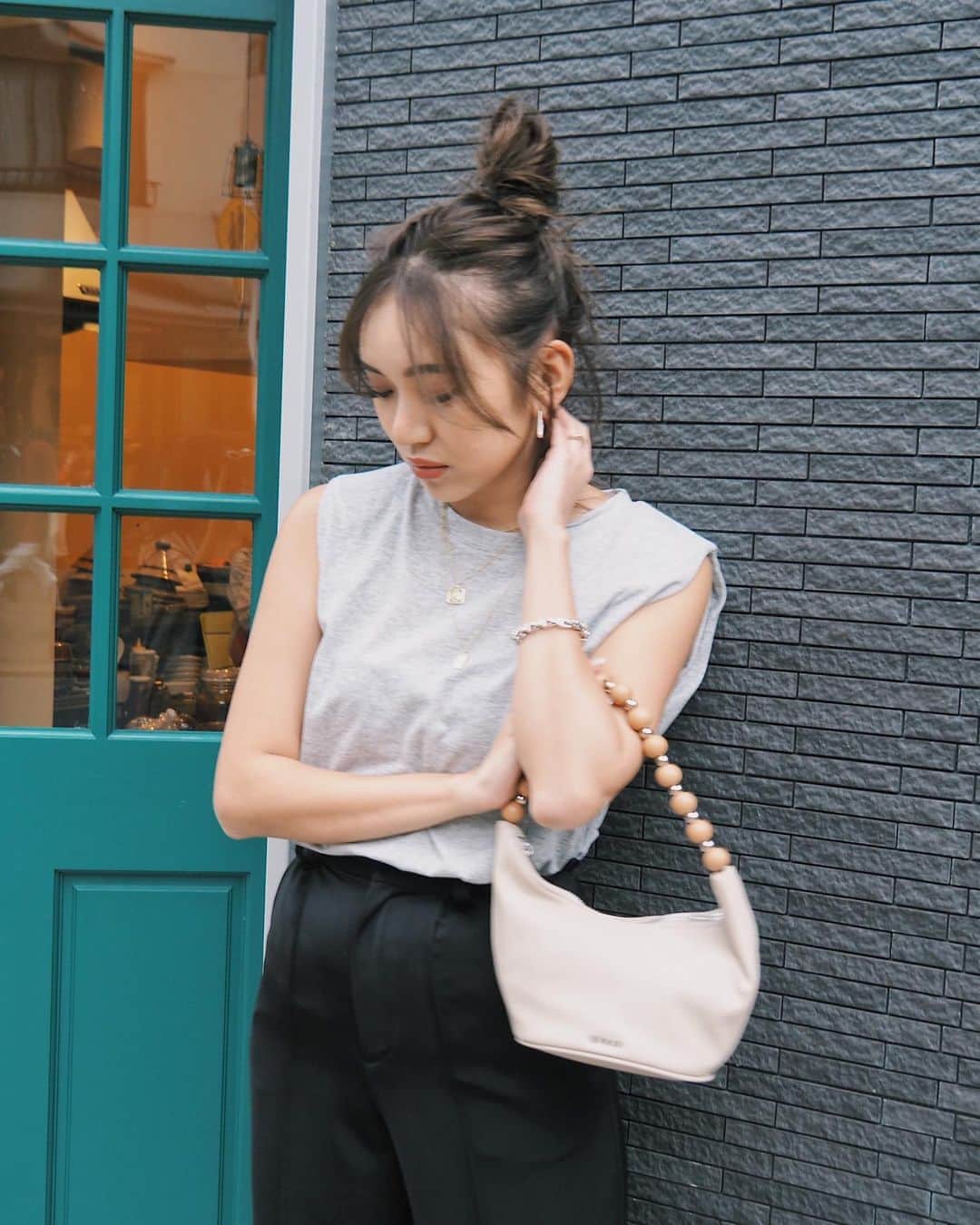 佐々木彩乃のインスタグラム：「2021SS coordinate🌸 シンプルタンクトップはショルダー部分に薄めのパッドが入ってて軽めのパワショル型！ 展示会で人気で２色買いの方も👌 パンツは足首部分がリブで新しい形のパンツです！新鮮なコーディネートになるよ😽」