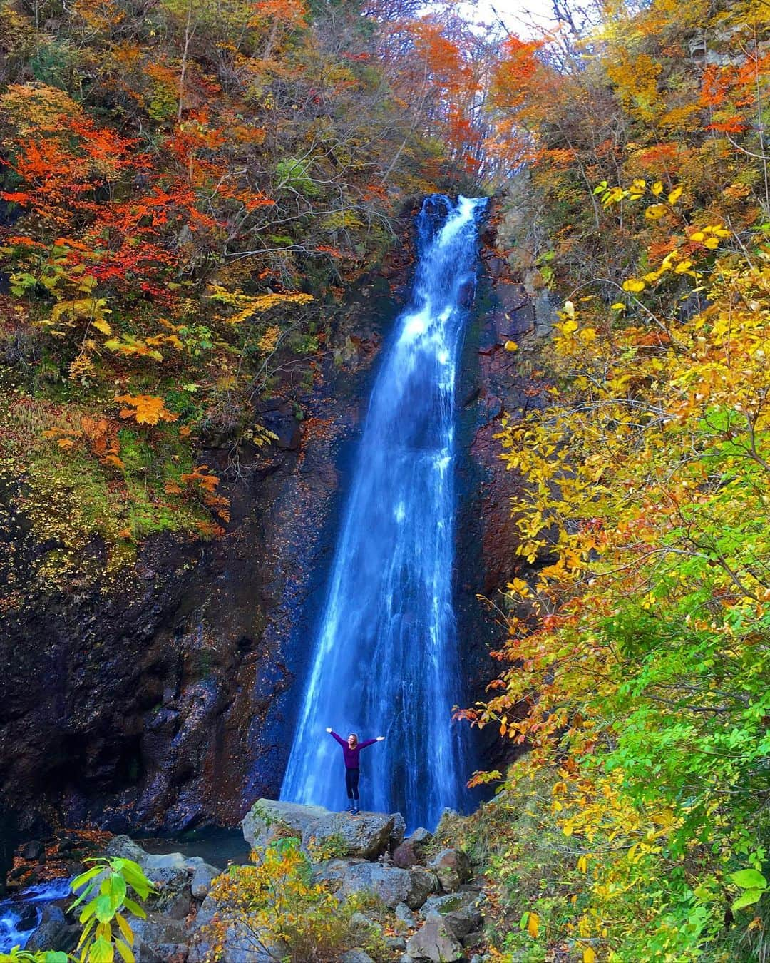 Rediscover Fukushimaさんのインスタグラム写真 - (Rediscover FukushimaInstagram)「I visited Fudō falls, and felt the power of nature. 🥰  Fudō falls is a short drive and then a short hike from Takayu Onsen Village and Kagetsu Ryokan! 🏃🏽‍♀️🏃🏾🏃🏼‍♀️🏃🏻  This waterfall was magnificent✨, the fall colors added contrast and made the water look more blue. 🌀 A great nature walk to take after a refreshing dip in Takayu onsen’s refreshing waters. ♨️🥰  I was careful not to slip in the water when I stood on these slippery rocks this past Saturday! 🌊🏊🏼‍♀️ If you come here be safe and be sure not to slip in! 😉✨  👀My friend unfortunately slipped just a little and soaked his whole right shoe though to the sock.. 🧦💦   🌀PS: There is a hidden Bhuddist statue in this picture, can you find it?? 🧐  (Let me know in the comments✨)  This waterfall is near Takayu onsen, for more info on Takayu onsen check out our website: https://fukushima.travel/destination/takayu-onsen/1   🏷 ( #waterfall #japan #hiking #outdoors #hikejapan #hikergirls #hikingadventures #nature #fukushima #fukushimagram #fukushimaskylands #fudōfalls #takayuonsen #chasingwaterfalls #autumn #fallcolors #adventure #ふどうたき #ハイキング　#高湯温泉　)」11月4日 16時57分 - rediscoverfukushima