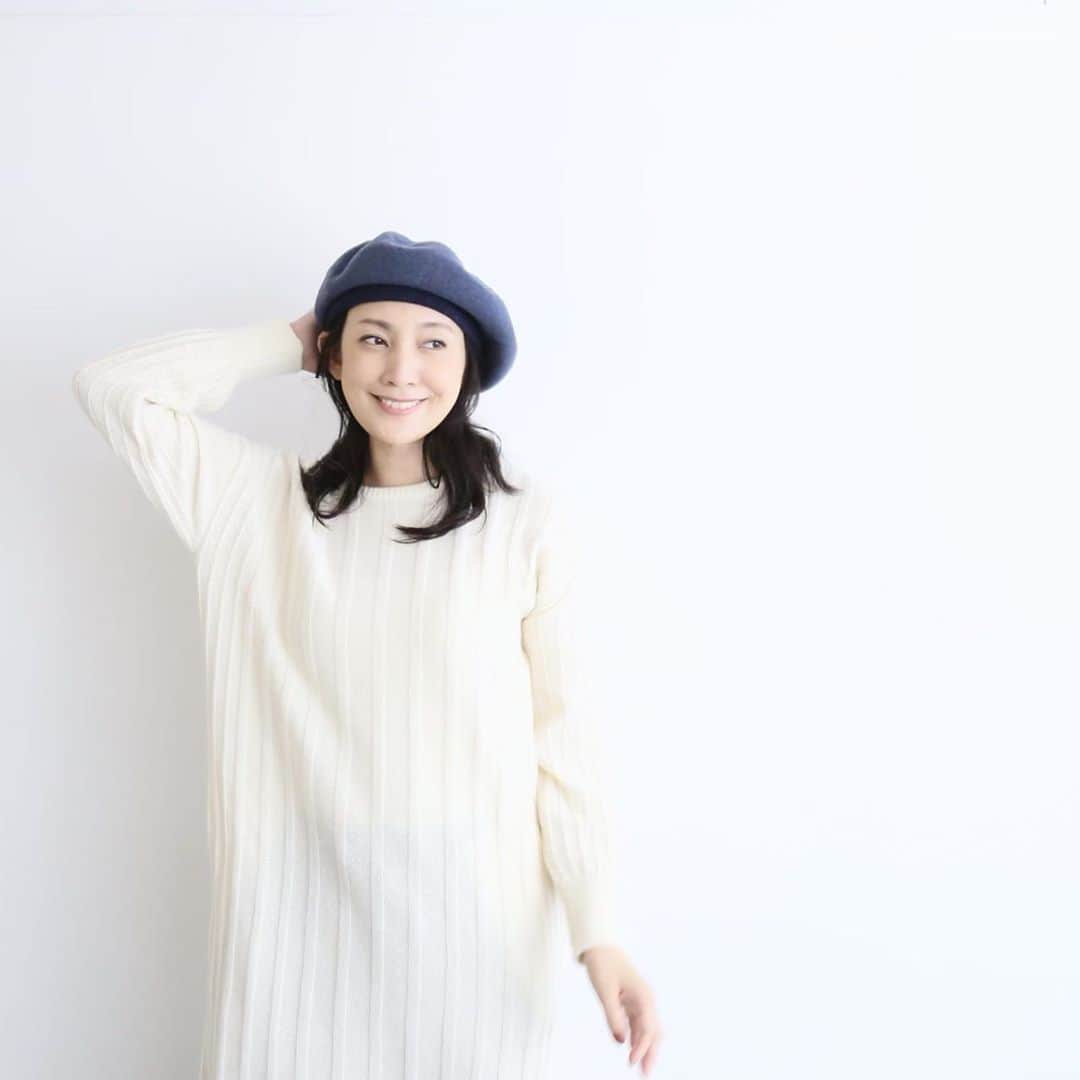 田中美里のインスタグラム：「こちら、ずっと作りたかった ラメバスクベレー。 発売されました。  かぶり口部分のカラー切り替えが印象的。  さりげない色合わせなので、コーディネートしやすくおすすめです。  秋冬らしいウールの温かみとふっくらとした素材感のバスクは秋から冬まで、長く楽しめるアイテムです。  是非、スワイプしてベレーの色の切り替え部分もチェックしてみてください。  photo by fujiko @fujiko121   #jinnobeatshitecassie  #ジンノビートシテカッシ  #ベレー帽 #unchapeau  #yaokichi #帽子  #以前に撮影したものです」