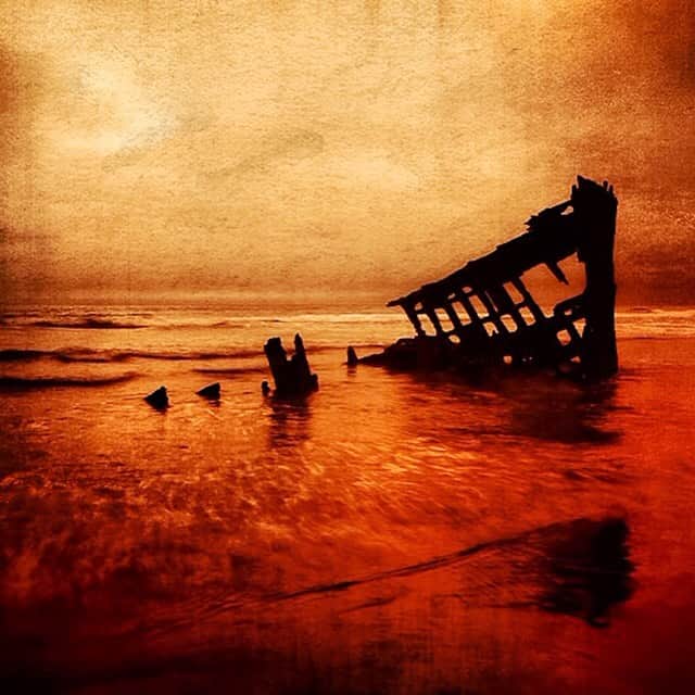 アメリカ大使館さんのインスタグラム写真 - (アメリカ大使館Instagram)「絵の様なこの景色は、オレゴン州ウォレントンという海辺の街で見ることができます🌆 1906年10月25日、コロンビア・リバーに向かう途中でオレゴン海岸に上陸した船🛥「ザ・ピーター・アイルデール(The Peter Iredale)」 つまり難破船(shipwreck)です！👀 その船の残骸が、今もそのまま残っているんです。 海に潜らず観に行ける難破船で、200年以上ずっとあるんです。 ただ確実に劣化を続けているので、行く度に違ってみえるんでしょうね⛵️ . #usa #america #studyabroad #livinginamerica #history #oregon #boat #shipwreck #sunset #photooftheday #pacificocean #innature #debris #deterioration #アメリカ #アメリカ生活 #留学 #残骸 #歴史 #難破船 #太平洋 #船 #オレゴン州 #自然の中にある #夕焼け #オレンジ色 #絵の様な世界 #観光名所 #フォトスポット #海辺」11月4日 17時09分 - usembassytokyo