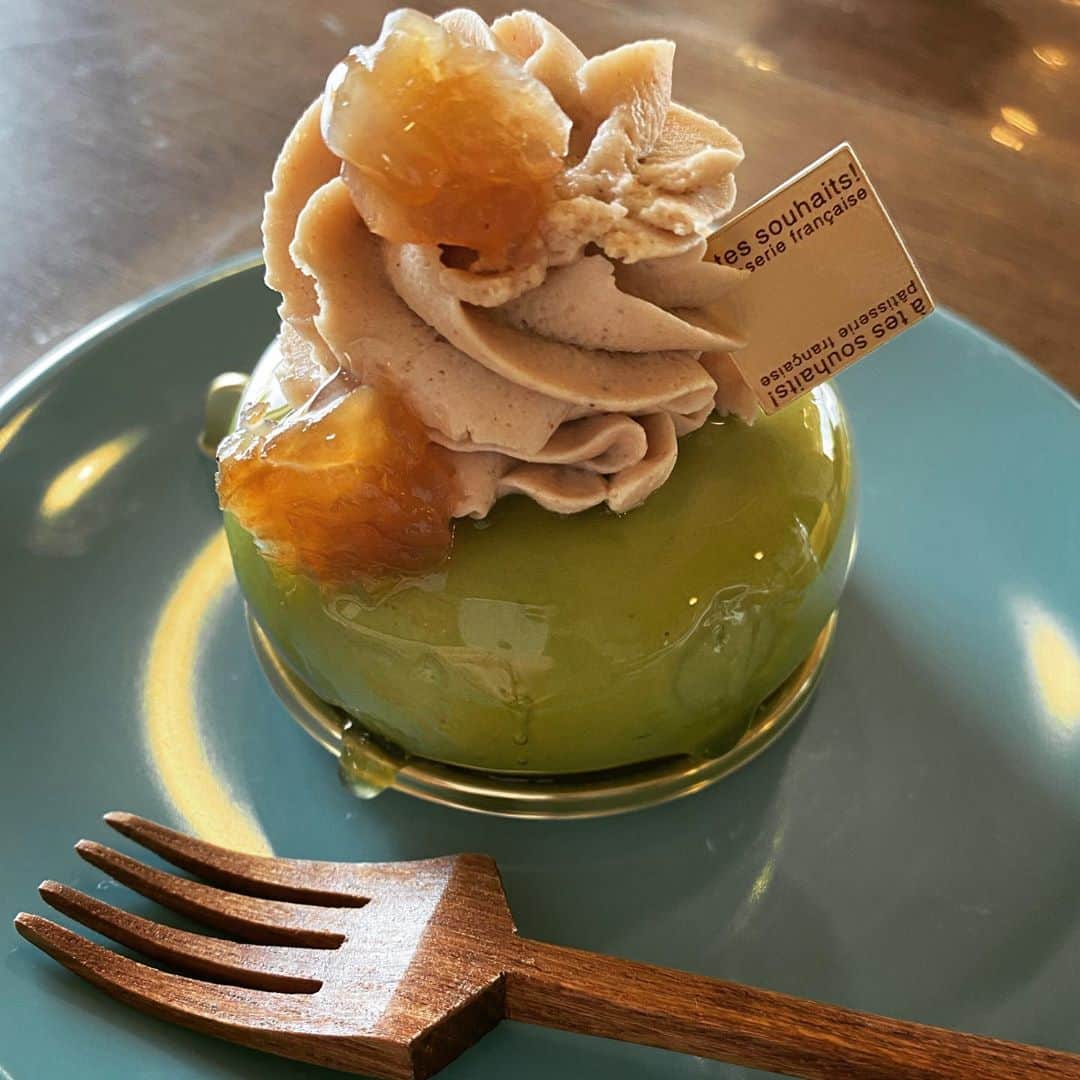 畑野ひろ子のインスタグラム：「#atessouhaits のケーキを差し入れで頂きました😍❤️ 抹茶とマロンのケーキ🥰🥰🥰」
