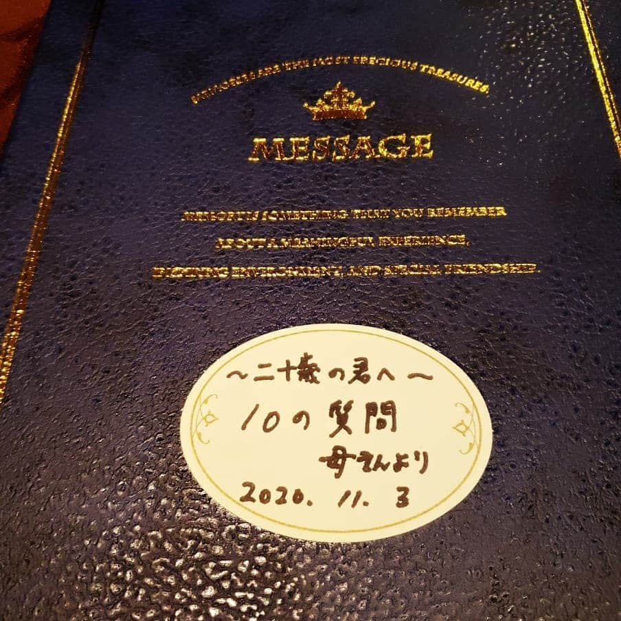 岡本真夜さんのインスタグラム写真 - (岡本真夜Instagram)「息子が物心ついた中学生あたりから 毎年誕生日に「１０の質問」を作って渡して書かせてました、笑。 ほぼほぼ質問は変えず、どんな風に変化していくのかなぁ～ってね😉  好きな食べ物、嫌いな食べ物 恋とは?愛とは? 夢は?とか あと、毎回、 お父さんにメッセージ、 お母さんにメッセージと😊  ケーキも１０の質問も 二十歳までやろうと。  これで最後。  母さんの宝物✨  あと、みなさん メッセージありがとうございます❗ちゃんと読んでます。  #毎年恒例 #10の質問 #色紙 #息子くん #今年で最後 #ありがとう #happybirthday  #family #memories」11月4日 17時09分 - mayookamoto510