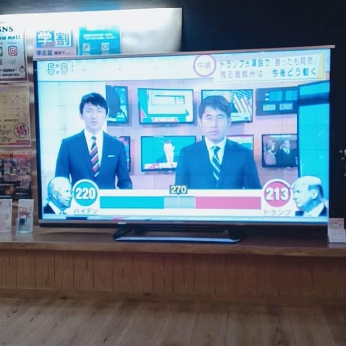 松本隆博のインスタグラム：「。 なんか怖くなってきた、 こんなにもネットとテレビは 違うんだ(￣▽￣;)。ほんと どんなパワーが働いてるんだろー ネットでは既にトランプ勝って る、という流れなのに。 ……ほんとテレビはバイデン推し がとても気持ち悪い。。」