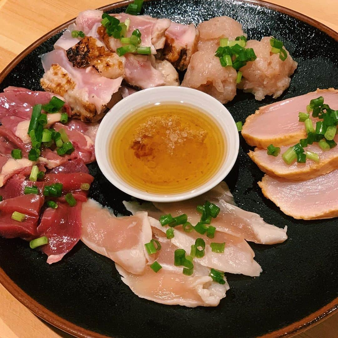 川辺ヒロシさんのインスタグラム写真 - (川辺ヒロシInstagram)「サカノウエユニークのいいとこ鷄、入船飯店のレモンバターラーメン、平田屋のじゃんぼ餅、加世田万世のマーちゃん鳥刺、こころの野菜松野下さんの美味すぎる野菜、坊津の華の釜だき塩などなどおなじみのものから初めてのものまで鹿児島の美味しいトコを。」11月4日 17時08分 - firoshi1