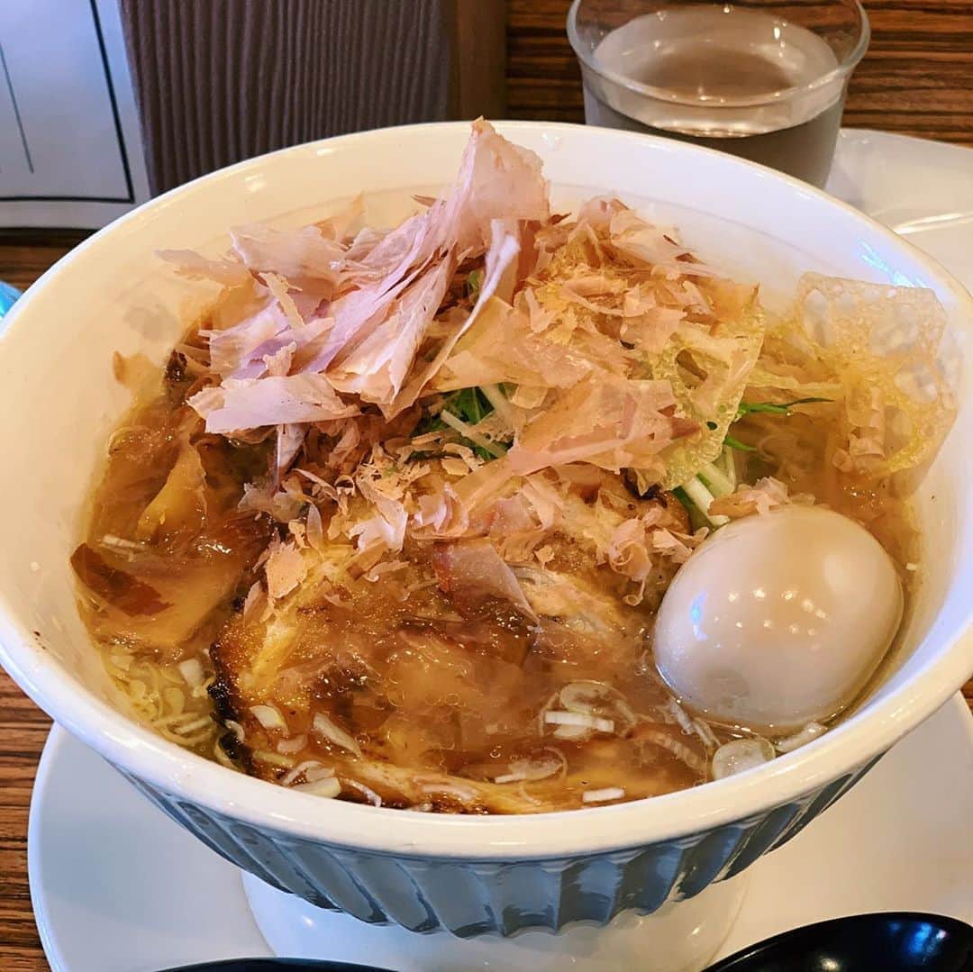 川辺ヒロシのインスタグラム：「サカノウエユニークのいいとこ鷄、入船飯店のレモンバターラーメン、平田屋のじゃんぼ餅、加世田万世のマーちゃん鳥刺、こころの野菜松野下さんの美味すぎる野菜、坊津の華の釜だき塩などなどおなじみのものから初めてのものまで鹿児島の美味しいトコを。」