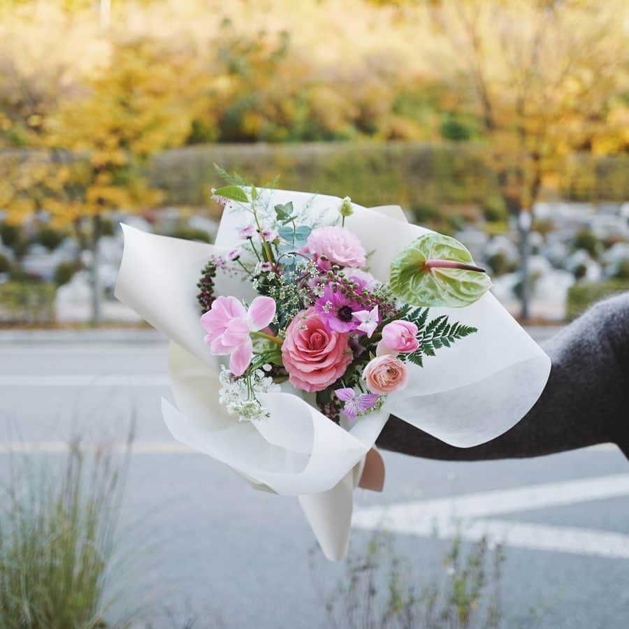 JF flower Shopさんのインスタグラム写真 - (JF flower ShopInstagram)「포장 이뿌다 🌸🌿  Jf flower shop  . . . .#2020jfflowershop #jfflowershop #flower #florist #floral #flowerlesson #koreanflorist #flowerstagram  #koreanflower  #웨딩부케 #플로리스트 #플로리스트수업 #플라워레슨#핸드타이드  #범계플라워레슨 #안양웨딩 #플라워레슨 #꽃꽂이수업 #안양꽃집 #범계꽃집 #평촌꽃집 #과천꽃집 #인덕원꽃집 #동편마을꽃집 #포일동꽃집 #내손동꽃집  #의왕꽃집 #花#花艺设计」11月4日 17時09分 - jfflowershop