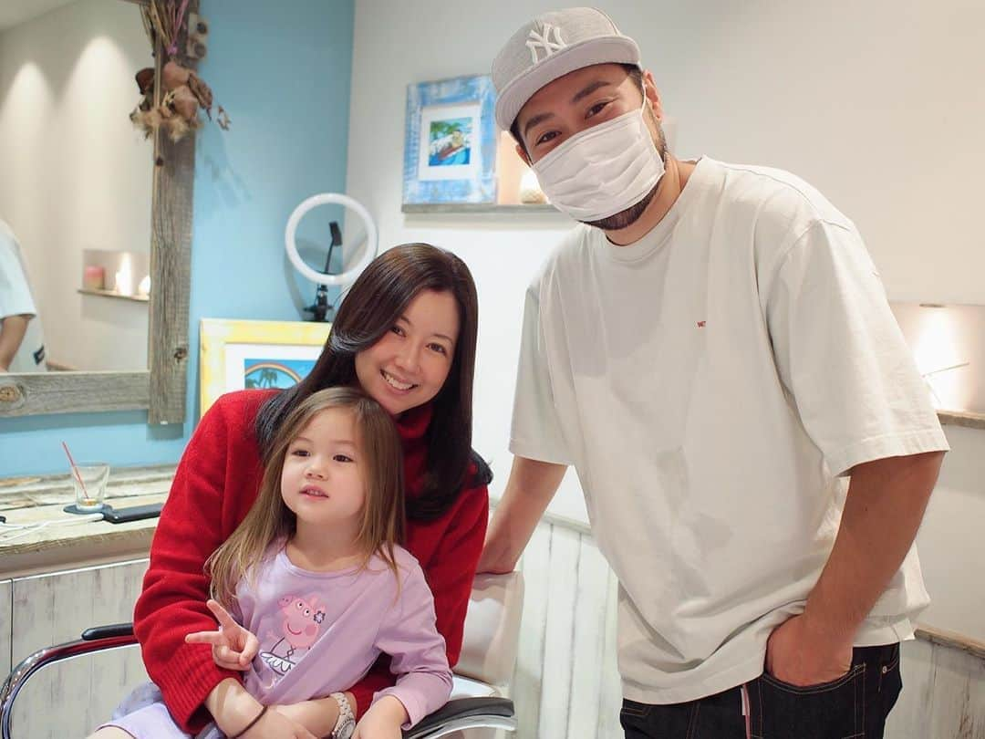 藤本恵理子のインスタグラム：「First haircut for my daughter ✂️when we got home, she asked me ‘when can I go back there again?’ なかなか髪が伸びない娘、3歳にしてようやく初めてのヘアカット。私も一緒にカラーしてもらいました。  綺麗にしてもらえたのが嬉しかったらしく、家に着いたとたん「次いつ美容院行く？」笑  #haicut #firstime #marisliko #omotesando #beauty #美容院　#マリスリコ　#表参道 #美容」