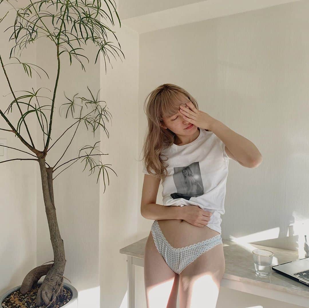 Tomomi Teradaさんのインスタグラム写真 - (Tomomi TeradaInstagram)「アトリエでおはよ〜🌞 実はオープンを記念してTシャツもつくりました💕着心地のいい柔らかい素材のTシャツに、ホリデーコレクションのルックのかわいいお尻がちらり🍑 写真ではいてるのはデイリーに使えるサッカー地のパンティー。こちらはパンティーセットでご用意しております〜👙ハイレグパンティーは履き心地5000点満点なのでぜひお試しあれ💖  #リアルにアトリエ泊まり込み作業で朝を迎える人」11月4日 17時12分 - tomomi_mermaid