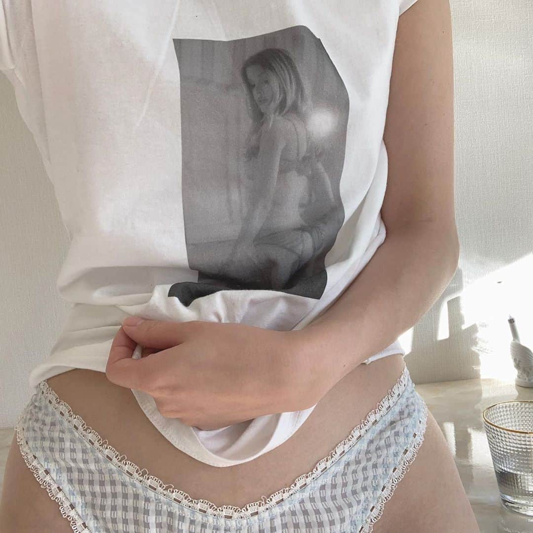 Tomomi Teradaさんのインスタグラム写真 - (Tomomi TeradaInstagram)「アトリエでおはよ〜🌞 実はオープンを記念してTシャツもつくりました💕着心地のいい柔らかい素材のTシャツに、ホリデーコレクションのルックのかわいいお尻がちらり🍑 写真ではいてるのはデイリーに使えるサッカー地のパンティー。こちらはパンティーセットでご用意しております〜👙ハイレグパンティーは履き心地5000点満点なのでぜひお試しあれ💖  #リアルにアトリエ泊まり込み作業で朝を迎える人」11月4日 17時12分 - tomomi_mermaid