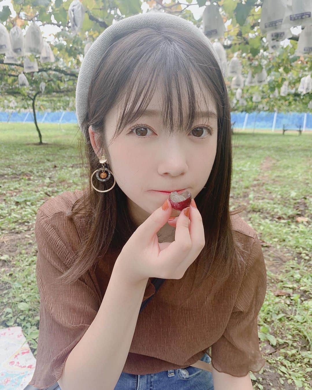 山岸理子のインスタグラム：「*🍇🍇💕 ぶどう狩り〜食べてる編〜  笑笑  (´〜｀)←ってなってる。  ・ ・ ・ ・ #tsubaki_factory #つばきファクトリー #山岸理子 #ぶどう大好き #ぶどう狩り」