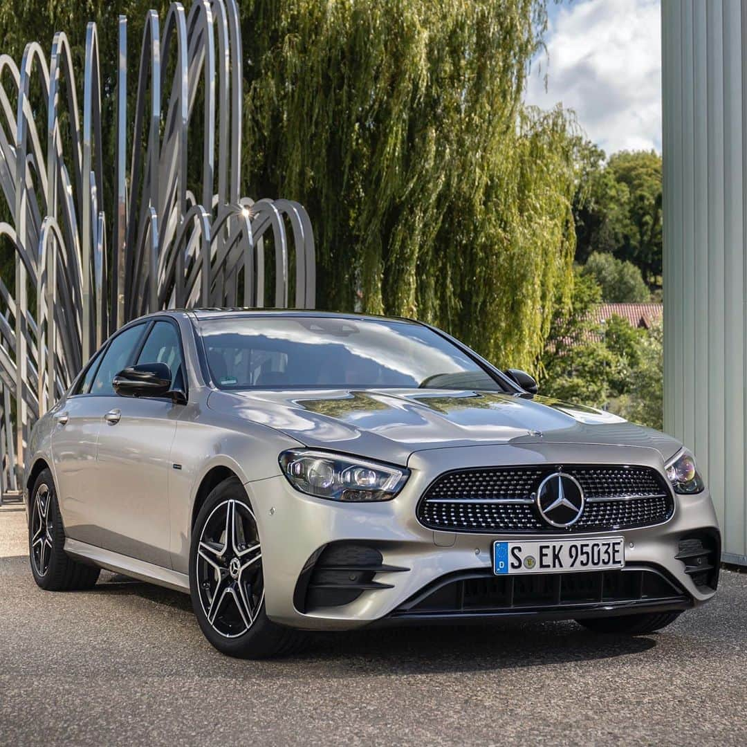 メルセデス・ベンツさんのインスタグラム写真 - (メルセデス・ベンツInstagram)「Did you know that there are seven plug-in hybrid variants of the E-Class Sedan and Estate? These EQ Power models are available in combination with diesel and petrol engines.   #MercedesBenz #EClass #EQPower #Mercedes #Benz #EQ」11月4日 17時12分 - mercedesbenz