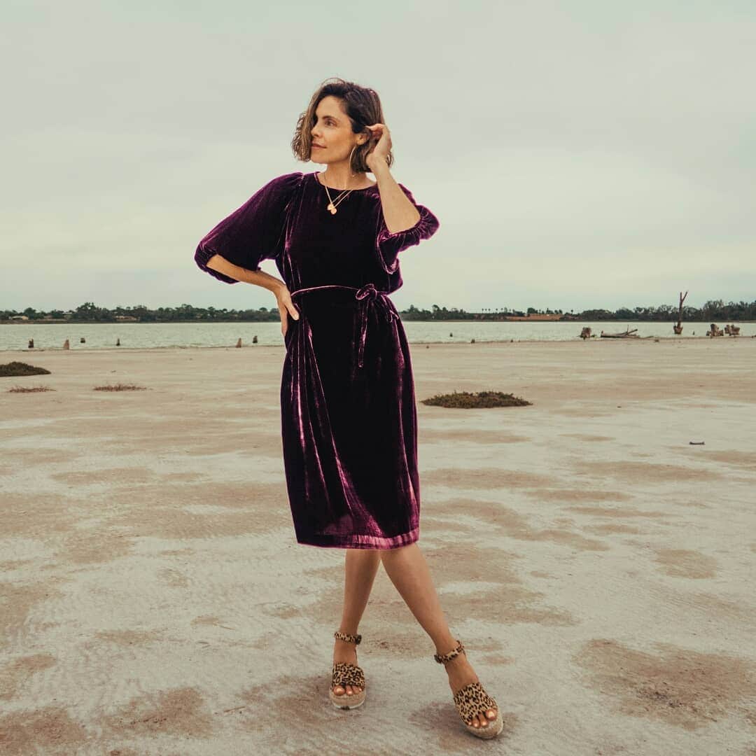 ミーガンパークのインスタグラム：「ONLINE WAREHOUSE SALE STARTS tomorrow 6pm! Find up to 80% off past season ready-to-wear, accessories, HOME and GIRL. Don’t miss out on this special one! @gypsyfind wears the Sasha Velvet Dress as part of the sale X」