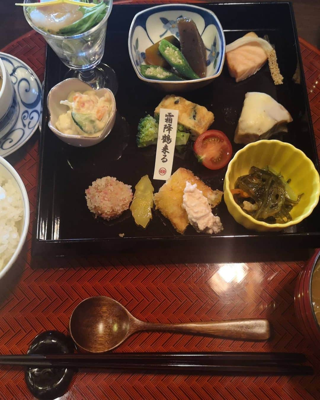 高橋絵美さんのインスタグラム写真 - (高橋絵美Instagram)「美味しいご飯  スリットから覗くスネの白さが異常👻」11月4日 17時13分 - emitakahashi0916