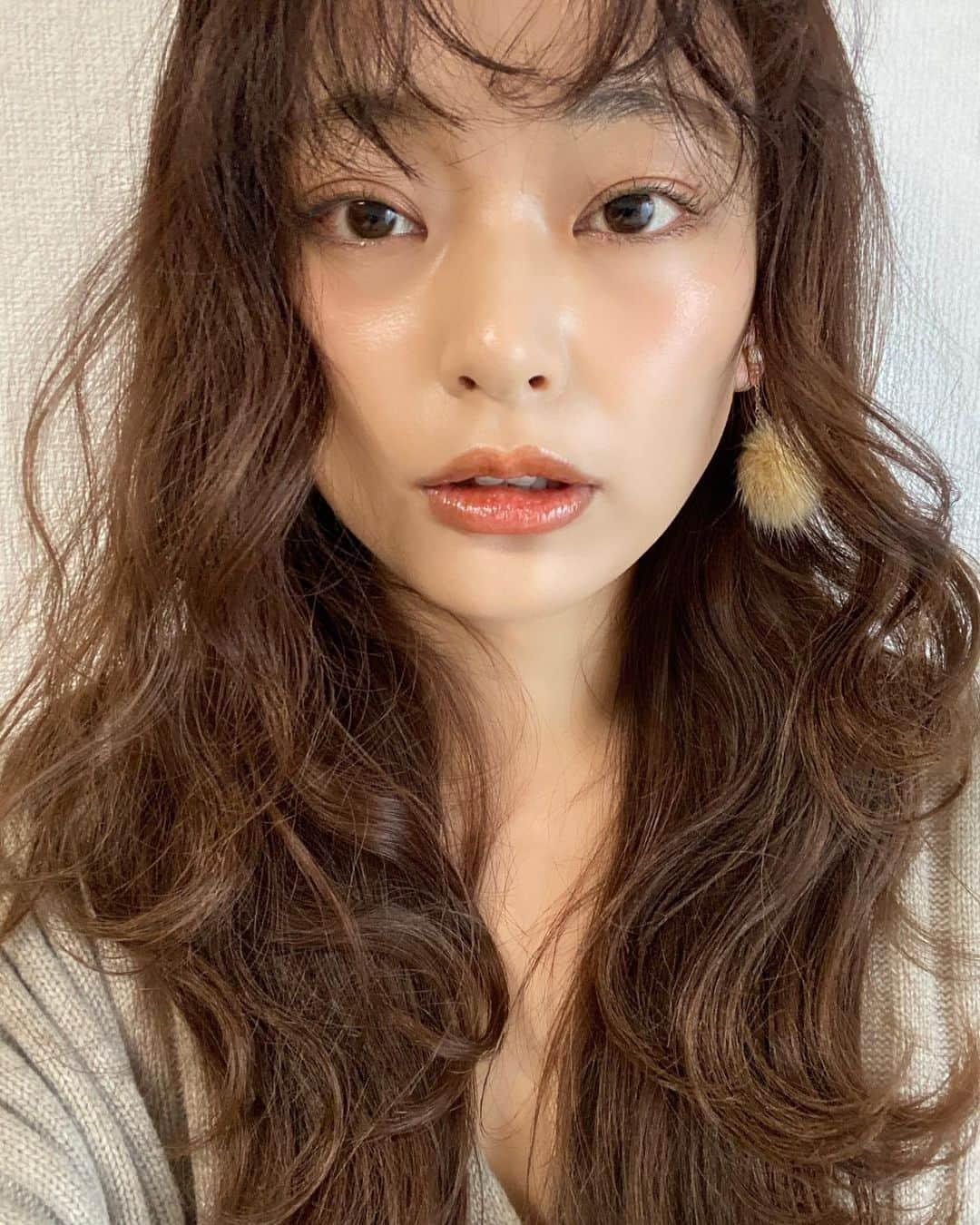 Yuuki mimuraさんのインスタグラム写真 - (Yuuki mimuraInstagram)「🍯🍊“ . . 昨日届いた、 @aube_official_jp の タイムレスカラーリップのハニーオレンジ… 可愛すぎじゃない？？🧡🧡🧡 11/7(土曜日)に発売するみたいで このカラーは限定みたい…🧸 絶対これが一番かわいい🥺💓 (わたし調べ)  するんするーんって塗れて カラーのもちもよくて マスクにも付きにくいです✨ もう一色いただいたので またメイクに使ったらレポします☡✍︎  ﻿ ＜カラーバリエーション＞﻿ 01 ブラウンレッド（石原さとみさん使用色）﻿ 02 クラシカルレッド﻿ 03 スパイスローズ﻿ 04 スモーキーピンク﻿ 05 フレッシュネクター﻿ 06ハニーオレンジ（数量限定色）﻿ ﻿  #AUBE #オーブ #タイムレスカラーリップ #幸せリップ  #石原さとみ さん #新商品 #新発売 #新作情報 #新作コスメ  #新作コスメ2020 #新作リップ #時短メイク #マスクメイク  #時短コスメ #リップ #口紅 #リモートメイク #リップメイク  #おすすめリップ #メイク#メイク好きな人と繋がりたい  #コスメ#コスメ好きさんと繋がりたい  #ナチュラルメイク #コスメ紹介  #秋コスメ #秋メイク #秋リップ  #プチプラ#プチプラコスメ」11月4日 17時14分 - u0829u