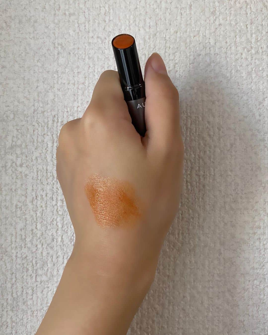 Yuuki mimuraさんのインスタグラム写真 - (Yuuki mimuraInstagram)「🍯🍊“ . . 昨日届いた、 @aube_official_jp の タイムレスカラーリップのハニーオレンジ… 可愛すぎじゃない？？🧡🧡🧡 11/7(土曜日)に発売するみたいで このカラーは限定みたい…🧸 絶対これが一番かわいい🥺💓 (わたし調べ)  するんするーんって塗れて カラーのもちもよくて マスクにも付きにくいです✨ もう一色いただいたので またメイクに使ったらレポします☡✍︎  ﻿ ＜カラーバリエーション＞﻿ 01 ブラウンレッド（石原さとみさん使用色）﻿ 02 クラシカルレッド﻿ 03 スパイスローズ﻿ 04 スモーキーピンク﻿ 05 フレッシュネクター﻿ 06ハニーオレンジ（数量限定色）﻿ ﻿  #AUBE #オーブ #タイムレスカラーリップ #幸せリップ  #石原さとみ さん #新商品 #新発売 #新作情報 #新作コスメ  #新作コスメ2020 #新作リップ #時短メイク #マスクメイク  #時短コスメ #リップ #口紅 #リモートメイク #リップメイク  #おすすめリップ #メイク#メイク好きな人と繋がりたい  #コスメ#コスメ好きさんと繋がりたい  #ナチュラルメイク #コスメ紹介  #秋コスメ #秋メイク #秋リップ  #プチプラ#プチプラコスメ」11月4日 17時14分 - u0829u