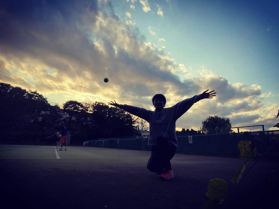 野本かりあさんのインスタグラム写真 - (野本かりあInstagram)「広く高い空と。 テニスコートと。 楽しくて明るい仲間と。 テニスボールと、わたし。 #野本かりあ　#tennis」11月4日 17時15分 - karianomoto