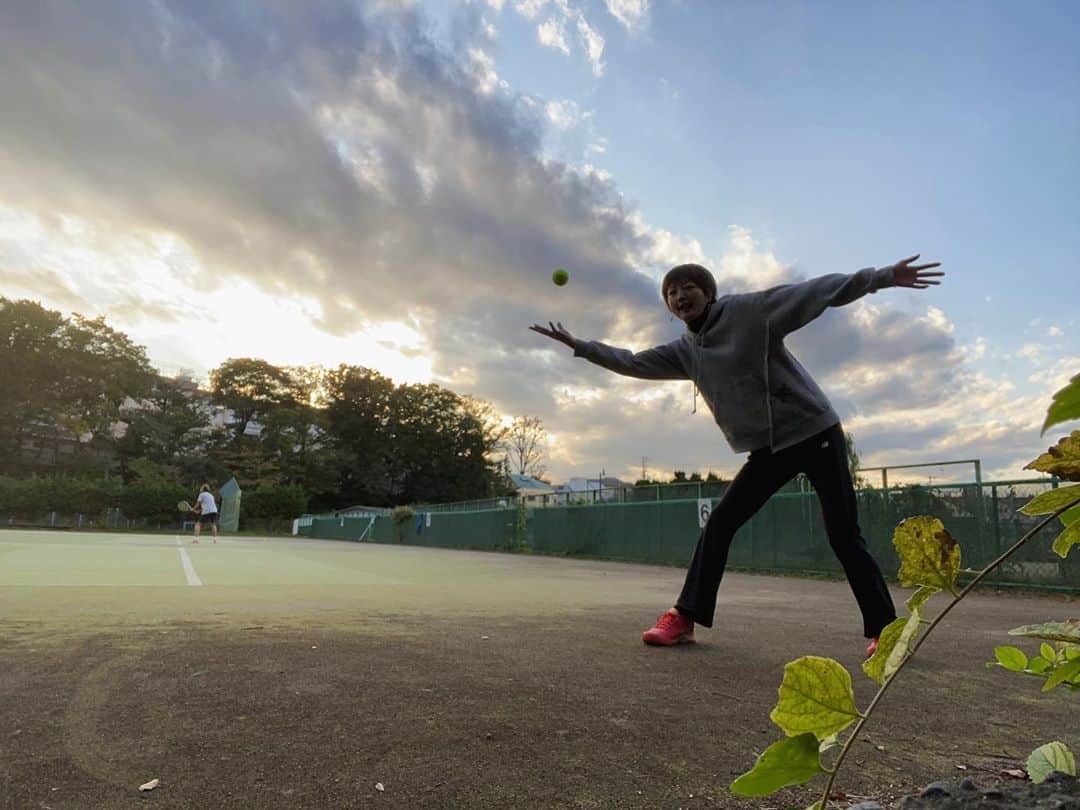 野本かりあのインスタグラム：「広く高い空と。 テニスコートと。 楽しくて明るい仲間と。 テニスボールと、わたし。 #野本かりあ　#tennis」