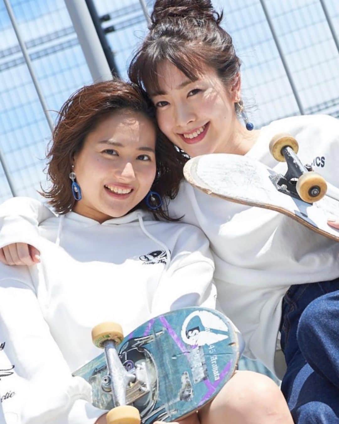 フジテレビアナウンサーのインスタグラム：「. フジテレビ女性アナウンサーカレンダー2020 撮影の裏側🎬をご紹介… 今日は9月編💭  とびきりスポーティなスタイルに挑戦してくれたのは、三上アナと永尾アナ🥰 それぞれの番組でのイメージとは違い、とっても新鮮✨ですよね。  ただ、この日は日差し🌞が強かった💦  照り返しが眩しくて目が開けられない😆‼️ ハーフパイプに腰掛けようとしたら熱っっ😵特に永尾アナはショートパンツ🩳だったので恐る恐る座って… それでも撮り始めると終始爽やかな笑顔✨あっという間の撮影でした😉  屋外でスケボー🛹を本格的に楽しめる施設がお台場にはあるのです😁フジテレビの球体を横目に爽やかな汗をかきませんか？🏃‍♀️💦  恒例カレンダー撮影の裏側リポートは FODアナマガにて配信中です🎥 https://fod-sp.fujitv.co.jp/s/genre/announcer/sera002/a002110042/  ご自宅にいながら、お台場めぐりができる フジテレビ女性アナウンサーカレンダー2020 そして、 フジテレビ女性アナウンサーカレンダー2021～Welcome to Fuji Television～　 をよろしくお願いいたします☺️ ‪‪※‪‪フジテレビ公式通販サイト「フジテレビe！ショップ」、フジテレビショップほか全国書店にて販売されております🙋🏻‍♀️  #三上真奈 @mana.mikami47  #永尾亜子 @ako_nagao  #フジテレビアナウンサー  撮影協力 H.L.N.A　SKYGARDEN(SKATEPARK )」