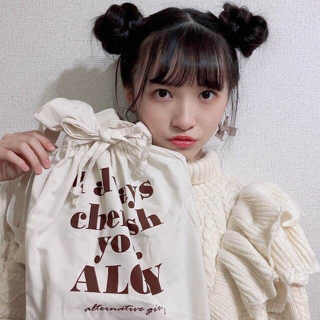 ニコ☆プチのインスタグラム：「大人っぽガーリーコーデに合わせてくれた、アリスのふろくの使い方💎🥰 くまさんヘアかわいい〜🐻  ニコ☆プチ12月号の付録は かわいくておしゃれなALGYさんのトートバッグ💕 巾着みたいにキュッとしばれるから、中身が出なくて安心😁それにリボンに結べるから可愛い(* ´ ˘ ` *)🎀  このバッグは冬のモコモコふわふわコーデに合わせたい✨と思ってモコモコニットで📸 ありすは習い事のサックスのレッスンに持ってくよ～🥰   #ニコプチ #ニコプチふろく #プチモのふろくの使い方  #ニコプチふろくのある生活  #アルジー #ALGY #ふろく #桧山ありす」