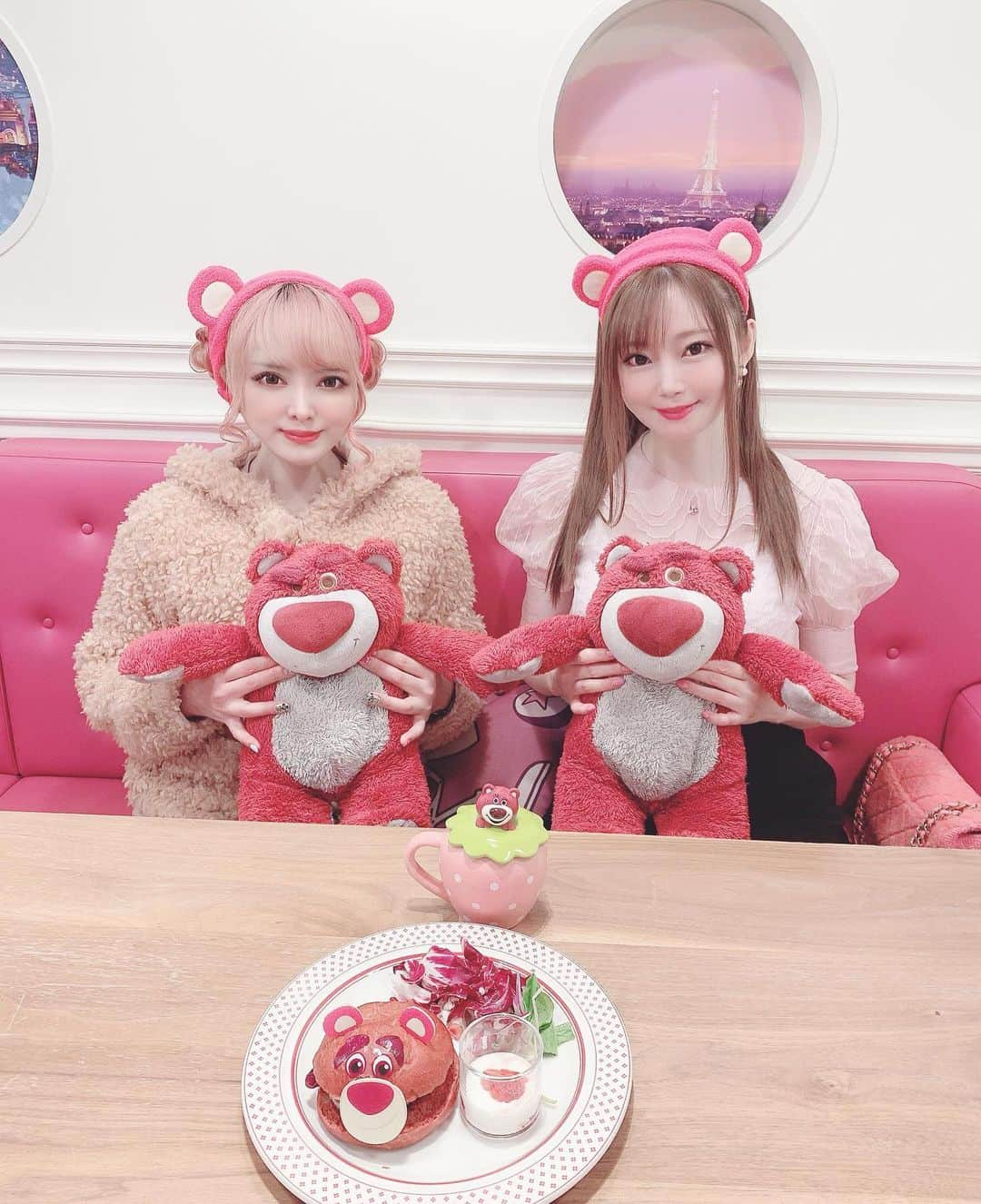 瑞咲まみのインスタグラム：「OH MY CAFE TOKYO☕️ . ピンクコーデで💕 ロッツォバウンドしたよ🧸💓🧸 . . ハンバーガーもドリンクも苺風味でした👀🍔🍓 . . . #オーマイカフェ東京  #ピクサーカフェ #ohmycafe  #ohmycafetokyo  #pixarfest  #pixarfestcafe  #ロッツォ #ロッツォコーデ」