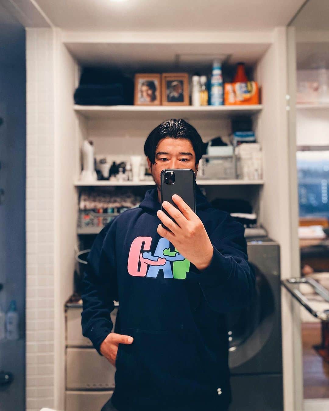 小塚源太のインスタグラム：「MORE HUGS LESS HATE "憎しみよりハグを" Ken Loとのアートコラボによるメッセージ🙆🏽‍♂️ #gapxkenlo #morehugslesshate #menstyle」