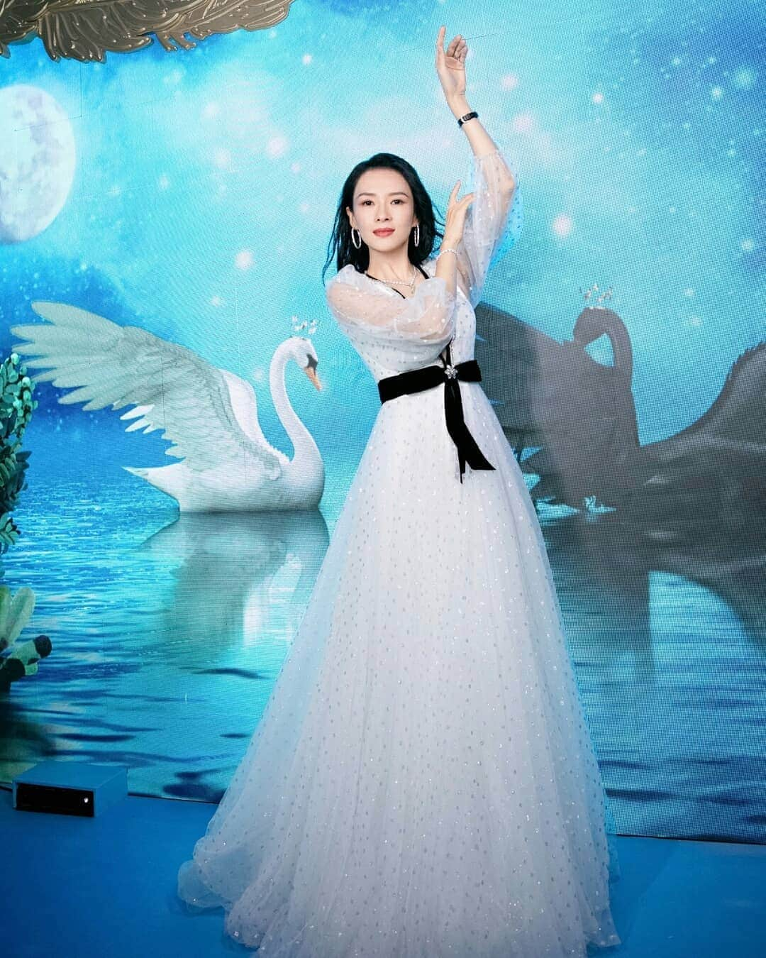 ジェニーパッカムさんのインスタグラム写真 - (ジェニーパッカムInstagram)「Zhang Ziyi #dressedinjenny wearing the Kiri gown to the CPG Global Awards in Shanghai. ​ ​The Kiri gown is available internationally now. For further information on this style please contact enquiries@jennypackham.com」11月4日 17時32分 - jennypackham