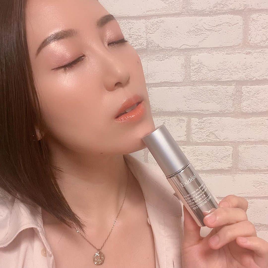 ありさ・あげまんクリエイターのインスタグラム：「✨美容液が重要✨﻿ ﻿ 化粧水をパンパンっとしてからサクッと乳液で終わらせてる方は少なくないのでは...😣？﻿ ﻿ ﻿ それだけでは肝心な栄養が補えないので、特にエイジングが気になる世代には美容液は重要です😌﻿ （もちろんその後にする、水分を蒸発させないように蓋をする役目のクリームも重要！）﻿ ﻿ 年を重ねれば重ねるほど、綺麗だなと思う人の肌には必ず艶がある。﻿ ﻿ 髪同様、肌も艶の有無でかなり印象が違いますよね✨﻿ ﻿ ﻿ #Exideal #エクスイディアル #おうち美容 #おこもり美容 #おうちケア #肌ケア #フェイスケア #スキンケア #美肌 @exideal.exidealmini #sponsored #follop @follop.inc」