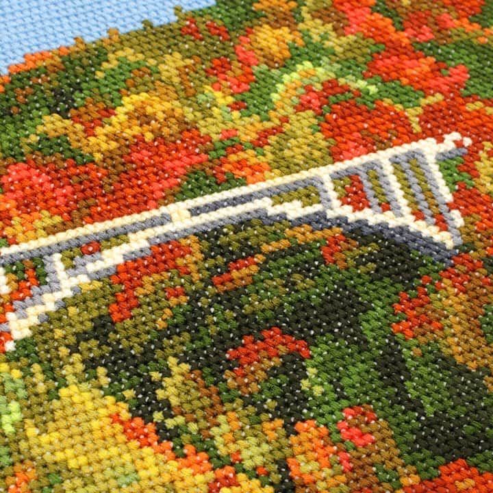 クラフトタウンさんのインスタグラム写真 - (クラフトタウンInstagram)「日本の秋の風景といえば…紅葉！ ということで、当店オリジナル刺しゅうキット『自然豊かな日本の風景 紅葉』をご紹介します！ . 赤・黄色・緑。 「紅葉彩る東北の山」をテーマに、鮮やかに色づいた樹木たちが立ち並ぶ樹木たちと、その中に架かる橋という、日本ならではの渓谷の風景をクロスステッチで作り上げることができます。 豊かな色彩の刺しゅう糸を使用し、華やかさと趣のある風景画を刺繍で表現。 . 約タテ26.8cm×ヨコ33.8cmの大きめサイズですので、額に入れてインテリアにするのもおすすめです。 . 秋の行楽シーズンではありますが、今年はおうちの中で、紅葉狩りを楽しんでみませんか!? . ※額縁は別売りです。 . #刺繍キット#刺繍#刺しゅうキット#刺しゅうキット#紅葉#日本の風景#インテリア#クロスステッチ#手芸#ハンドメイド#トーカイ」11月4日 17時40分 - crafthearttokai