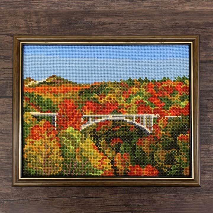 クラフトタウンさんのインスタグラム写真 - (クラフトタウンInstagram)「日本の秋の風景といえば…紅葉！ ということで、当店オリジナル刺しゅうキット『自然豊かな日本の風景 紅葉』をご紹介します！ . 赤・黄色・緑。 「紅葉彩る東北の山」をテーマに、鮮やかに色づいた樹木たちが立ち並ぶ樹木たちと、その中に架かる橋という、日本ならではの渓谷の風景をクロスステッチで作り上げることができます。 豊かな色彩の刺しゅう糸を使用し、華やかさと趣のある風景画を刺繍で表現。 . 約タテ26.8cm×ヨコ33.8cmの大きめサイズですので、額に入れてインテリアにするのもおすすめです。 . 秋の行楽シーズンではありますが、今年はおうちの中で、紅葉狩りを楽しんでみませんか!? . ※額縁は別売りです。 . #刺繍キット#刺繍#刺しゅうキット#刺しゅうキット#紅葉#日本の風景#インテリア#クロスステッチ#手芸#ハンドメイド#トーカイ」11月4日 17時40分 - crafthearttokai
