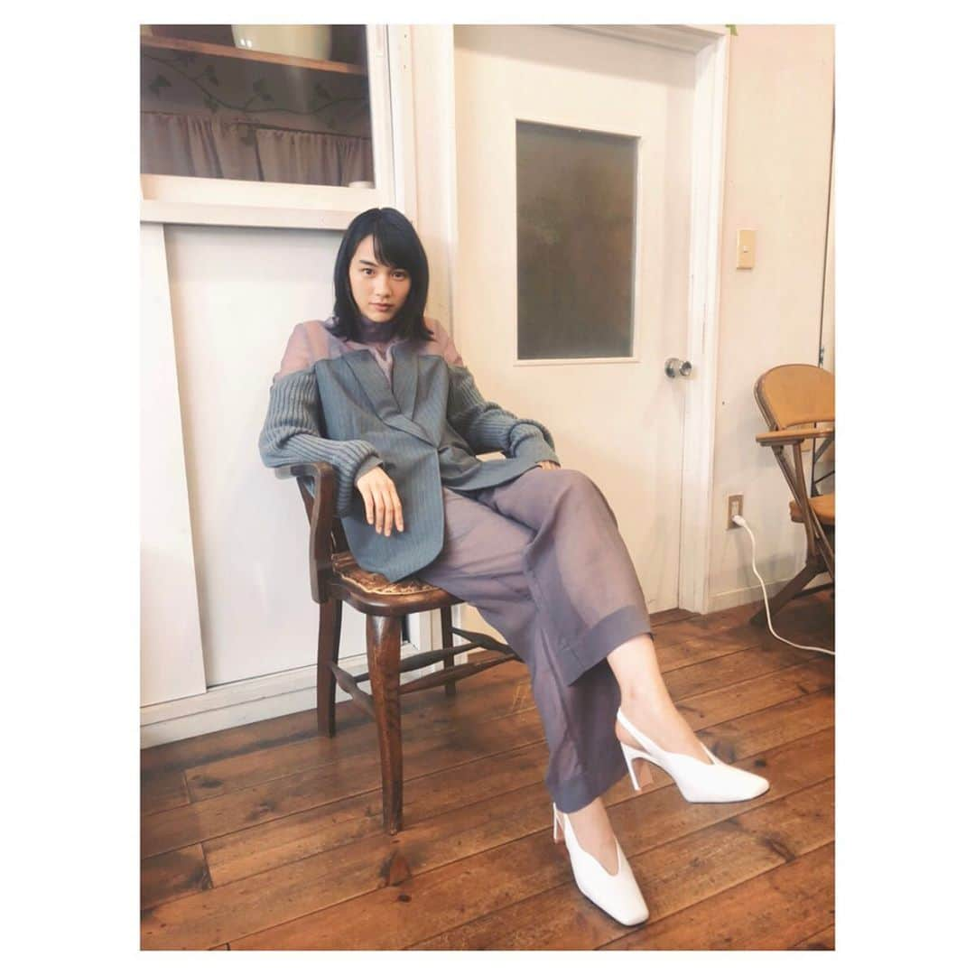 のん（能年玲奈）さんのインスタグラム写真 - (のん（能年玲奈）Instagram)「足組んでみた。 シブ5時見ていただけましたか？ とっても素敵なインタビューで、自分でも見てて嬉しかった。みんなの感想も知りたいです。 #NHK #シブ5時 #マイトレジャー」11月4日 23時15分 - non_kamo_ne