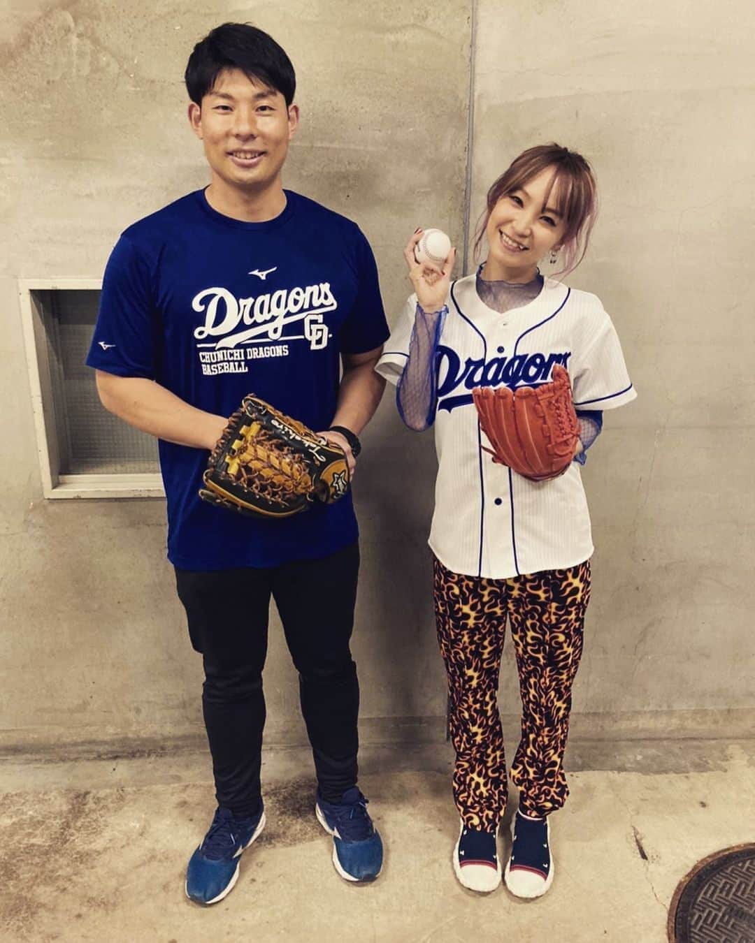 LiSAさんのインスタグラム写真 - (LiSAInstagram)「本番前のピッチング練習は、元ドラゴンズ選手の堂上剛裕さんに、レクチャーいただきましたっ⚾︎⚾︎⚾︎⚾︎⚾︎⚾︎⚾︎⚾️🐲🐨ちゃんと届いて安心したぁーー！！ 堂上先生にこっそり教えていただいた、三本指投げ🤨⚾︎⚾️🐲大成功で、のーばんでした！ありがとうございましたっ🐨⚾️🐲⚾︎  #堂上剛裕 さん　#ドラゴンズ　#セレモニアルピッチ」11月4日 23時08分 - xlisa_olivex