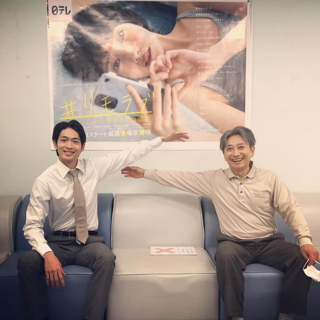 松下洸平さんのインスタグラム写真 - (松下洸平Instagram)「おとっちゃ！！！  山崎一さん。  お父さん役が一さんだなんて。 嬉しくて嬉しくて。 ずんずぶで頑張るから見とって。  さぁ来週は…どうなこることやら！ 見守りくださいませ。  おやすみなさい。  #リモラブ　 #山崎一　さん #健やかに恋しやがれ」11月4日 23時10分 - kouheimatsushita_official